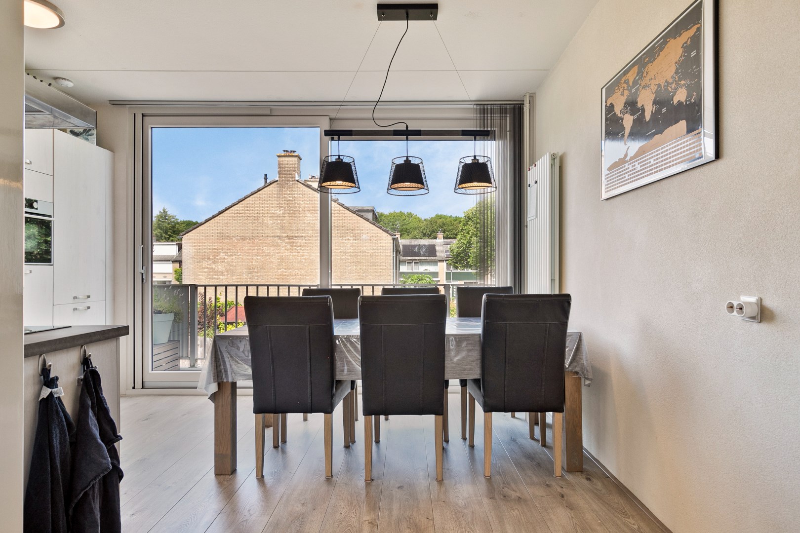 Keurige 6-kamer drive-in woning met moderne keuken, nette badkamer, 5 slaapkamers, zonnige tuin en eigen parkeerplaats! 