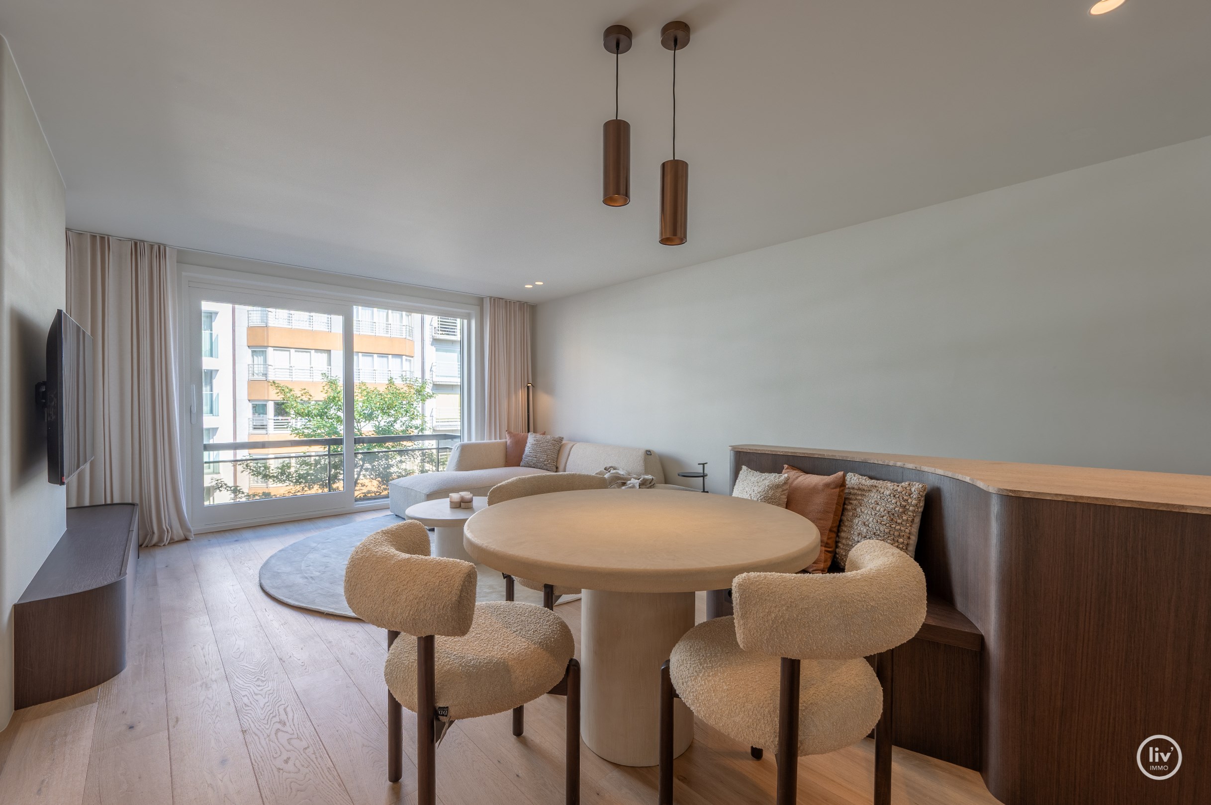 Volledig gerenoveerd appartement met terras gelegen Lippenslaan nabij het Van bunnenplein. 