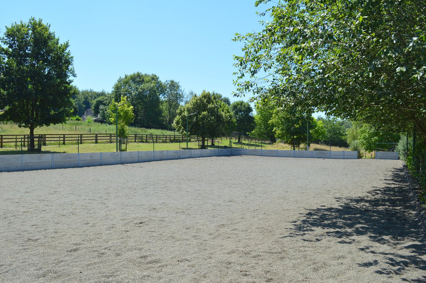 Mooie gezinswoning met stalgebouw en piste op ca. 5400m&#178; te Dworp 