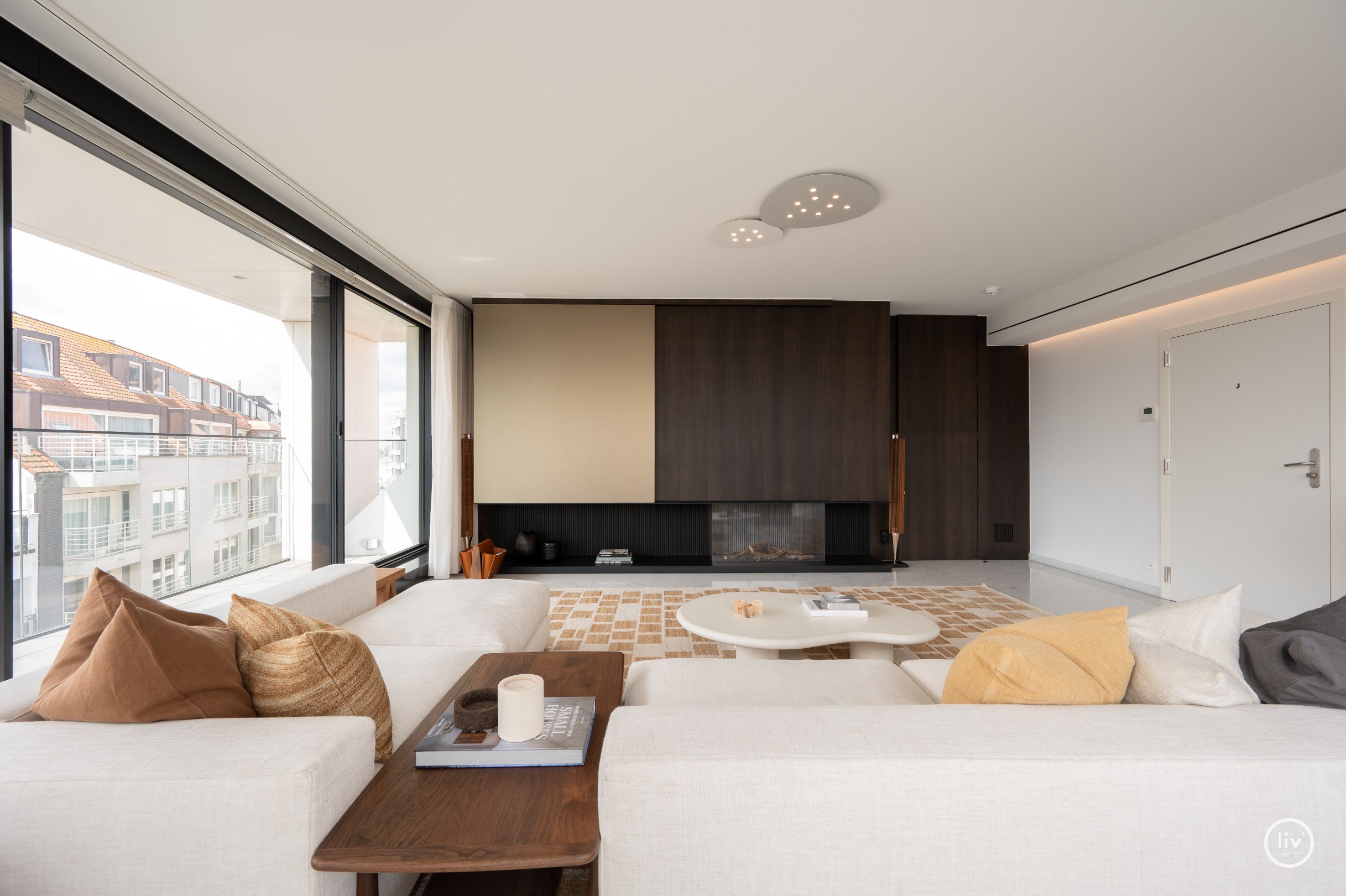 Buitengewone hoekduplex ( 274m&#178;) gelegen vlakbij Zeedijk en het Rubensplein. Ruime garage te koop op de gelijkvloerse verdieping in het gebouw. 