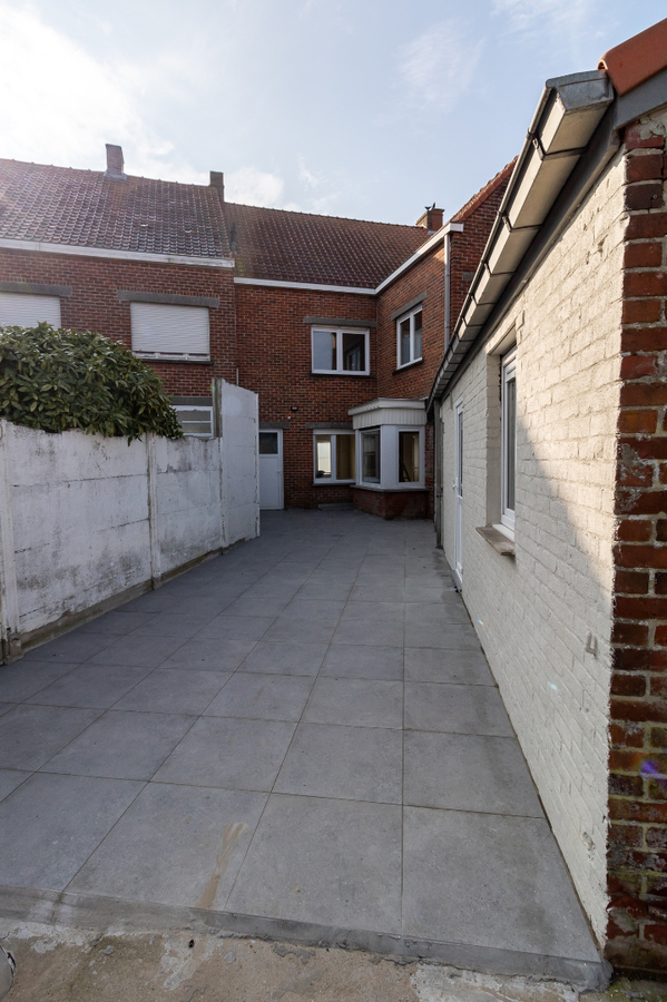 Woning met 4 slaapkamers en garage te Zarren 