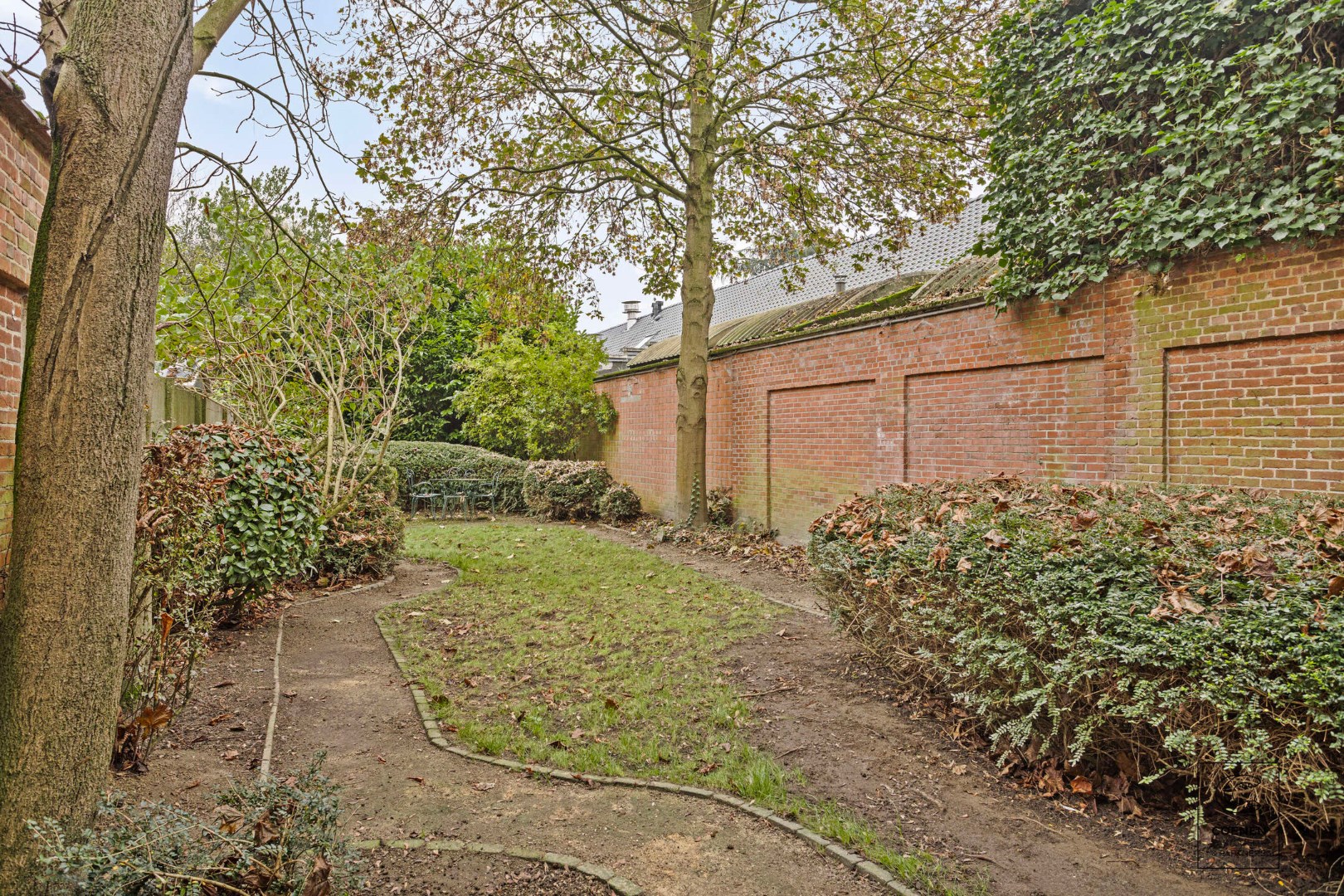 Prachtige herenwoning met een bew. opp van 339 m&#178;, 4 &#224; 5 slpk&#39;s en mogelijkheid tot vrij beroep 