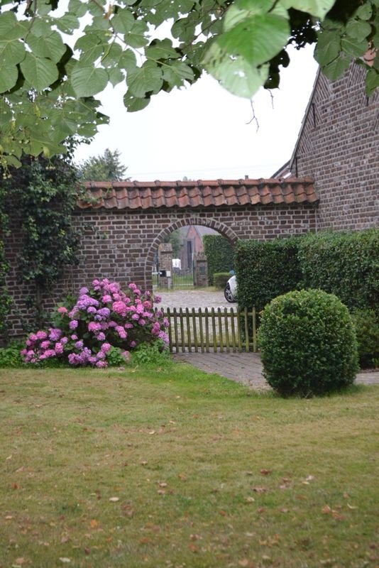 Rustig gelegen hoeve met conci&#235;rgewoning en stallen te Bree op ca. 8300m&#178; 