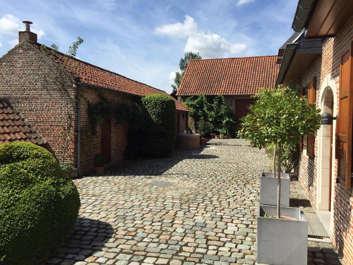 Charmant landhuis met bijgebouwen op ca. 76a 