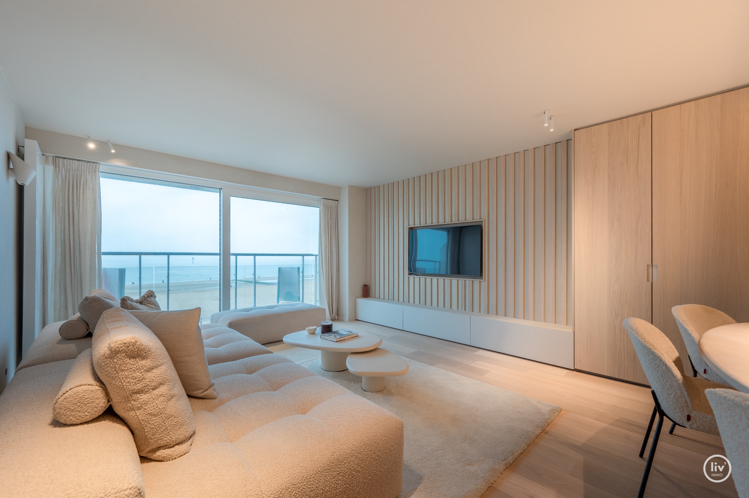 Appartement magnifiquement r&#233;nov&#233; avec une vue FRONTALE sur la mer, situ&#233; sur la place de la tour de lumi&#232;re &#224; Knokke. 