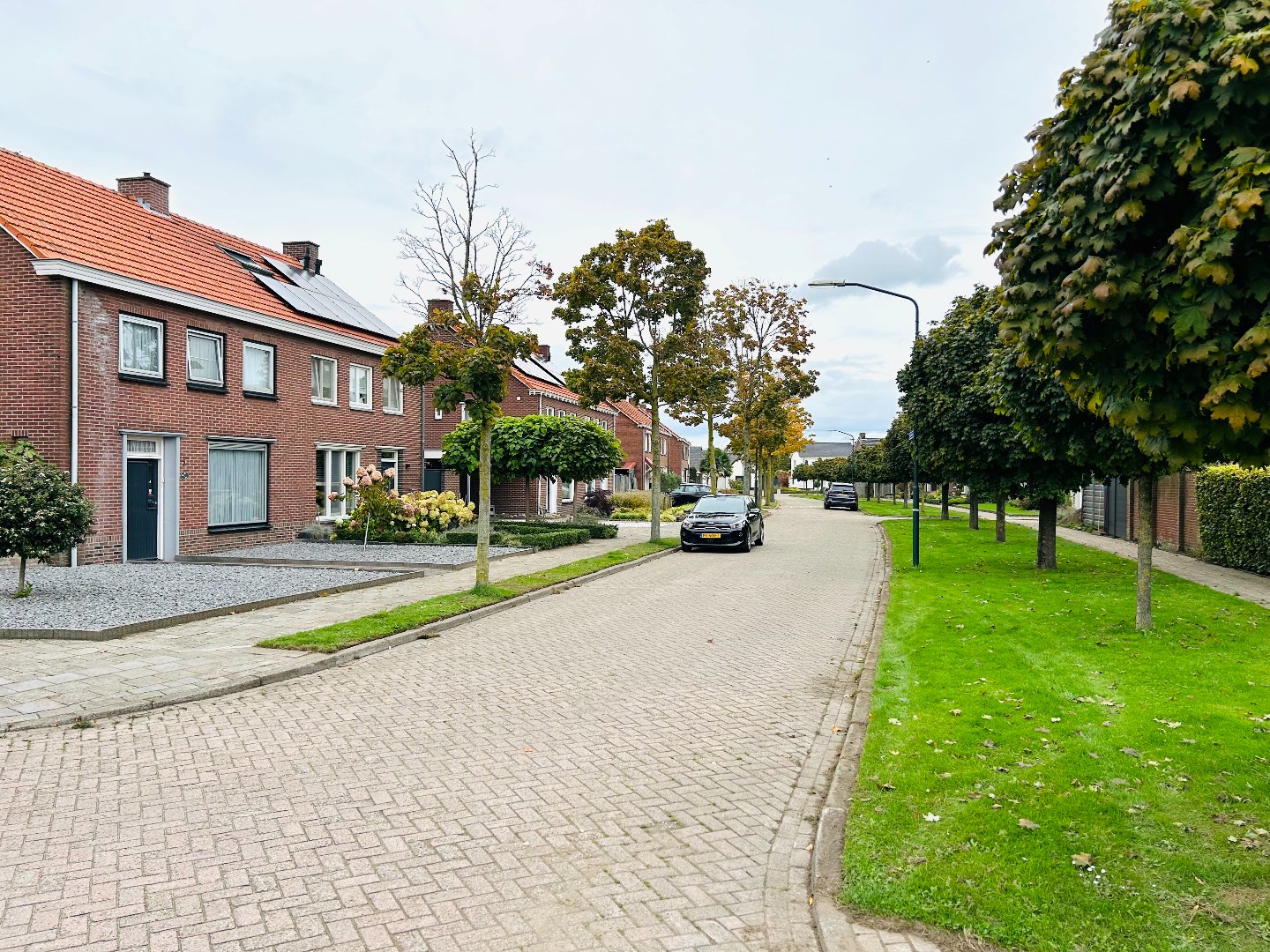 Sfeervol gemoderniseerde en aan de achterzijde uitgebouwde tweekapper met garage / berging en tuin gelegen op een super centrale locatie tegen het centrum van Budel. Energielabel A. 