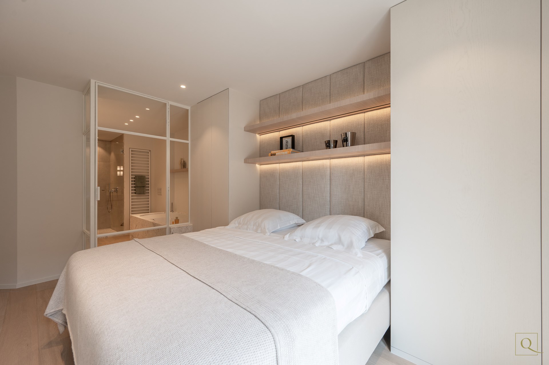 Appartement de luxe &#233;l&#233;gamment r&#233;nov&#233; avec deux terrasses ensoleill&#233;es &#224; proximit&#233; de la plage et des commerces. 
