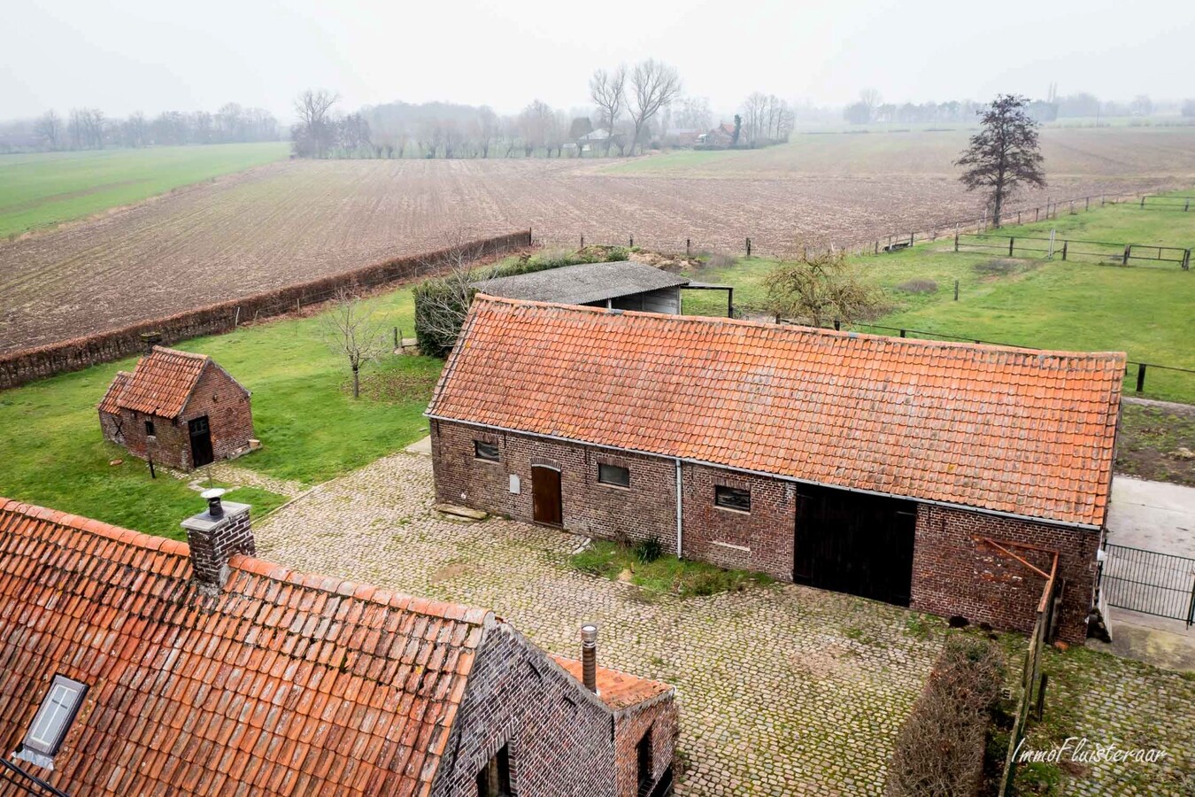 Hoeve met landelijk, weids zicht en naastliggende bouwgrond. 