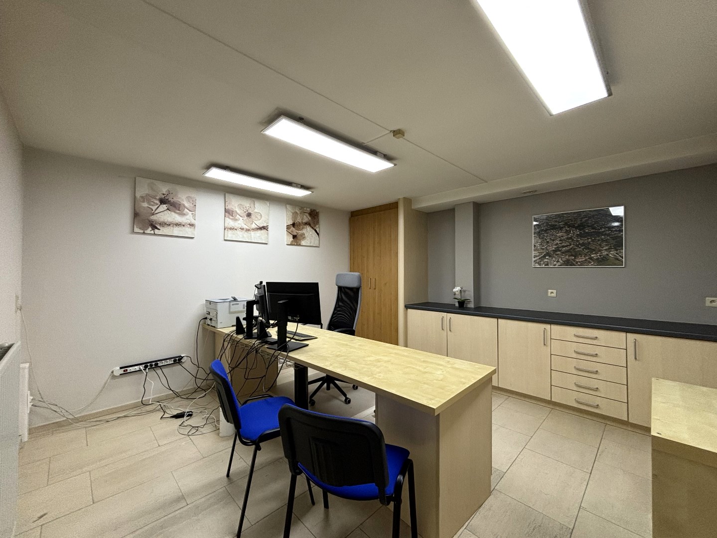 Energiezuinig 1 slpk. appt. met onderliggend praktijk- of kantoorruimte in centrum Lommel 