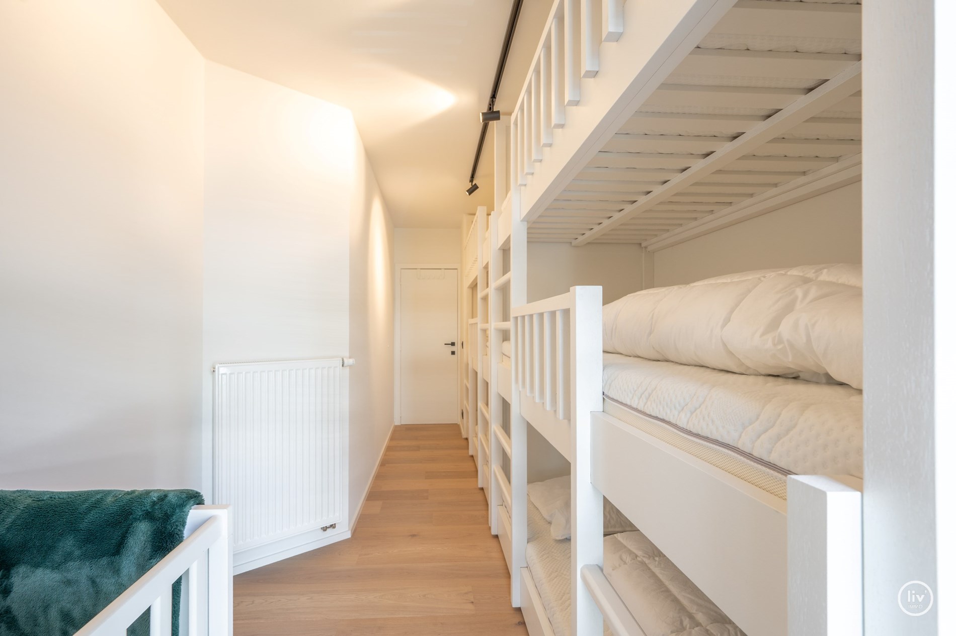 Instapklaar 3-kamer appartement op wandelafstand van de Lippenslaan met zuidgericht-terras. 8m gevelbreedte ! garage mogelijk in het gebouw. 