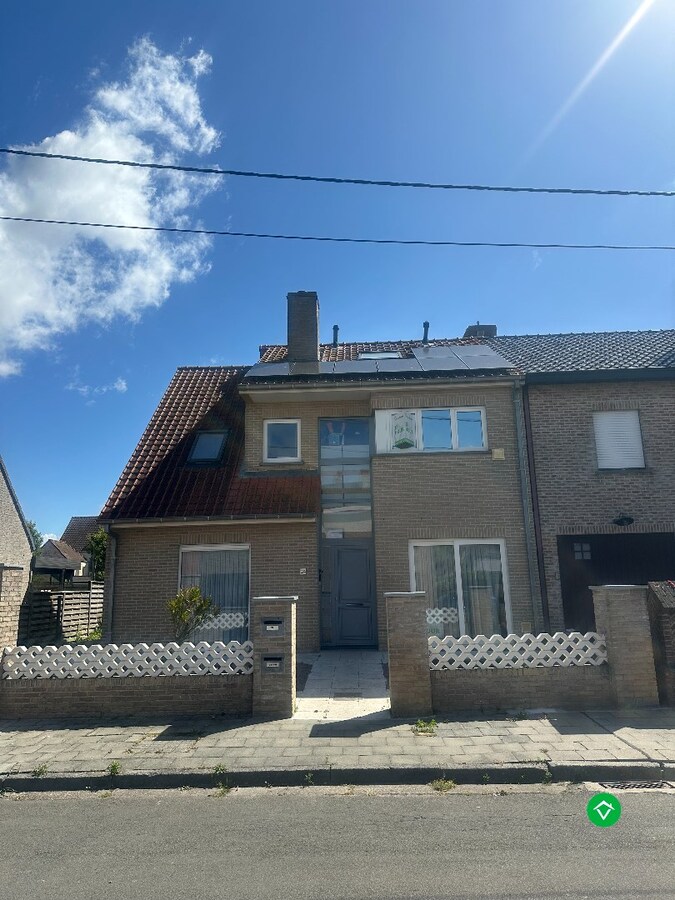 Instapklaar appartement met terras en 3 slaapkamers in een rustige wijk te Eernegem 