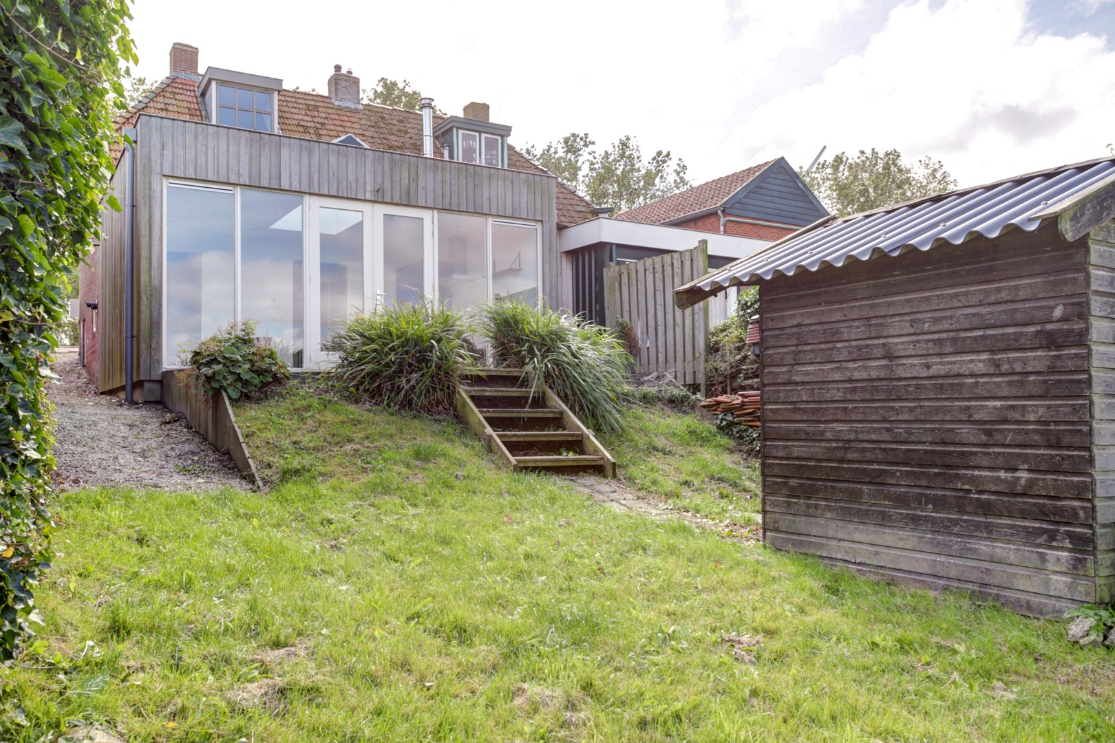 Landelijk wonen in een moderne, instapklare woning met uitzicht op de Friese Waddenzeedijk 