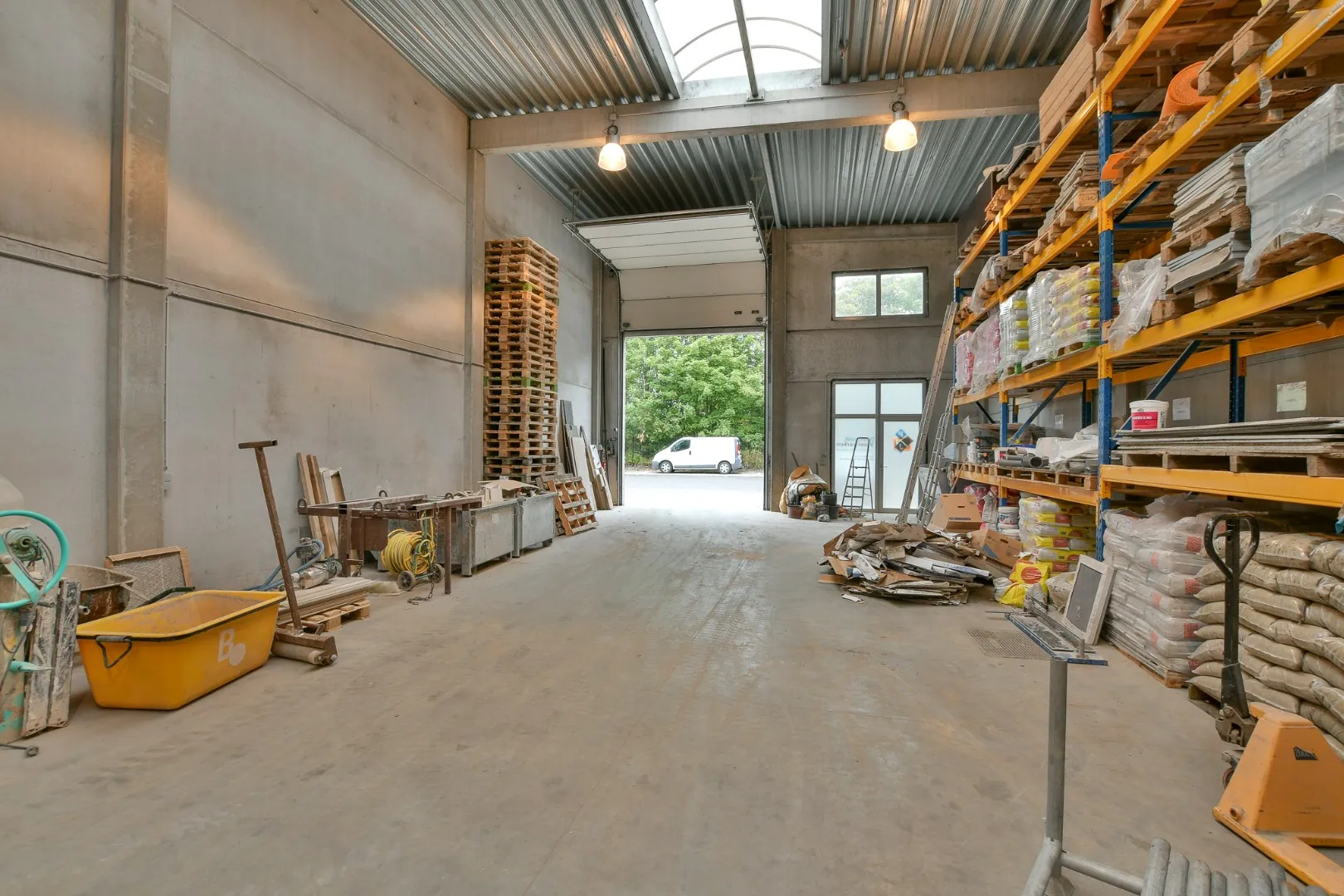Recente loods te koop van +- 245 m² in bedrijvenpark SPUIKOM te Bredene
