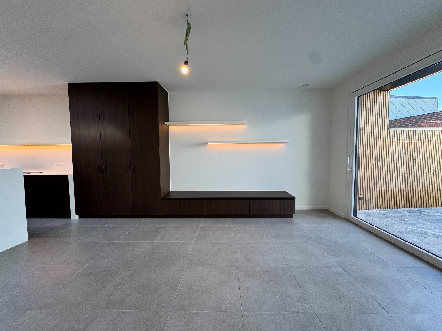 Instapklare, gerenoveerde woning met tuin, uitweg en carport 