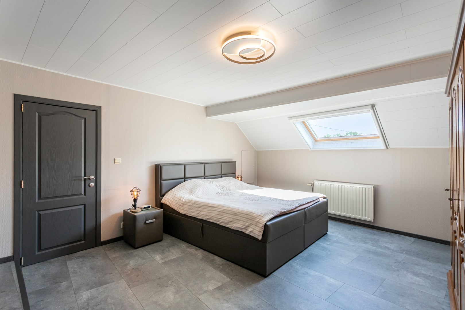 Ruime kangoeroewoning met 6 slpks, 2bdks, 2 garages en tuin te Oetingen 