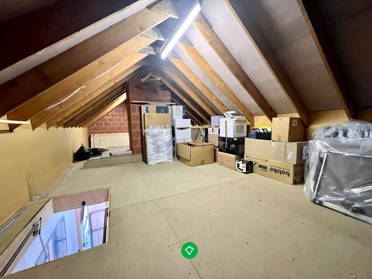 Centraal gelegen woning met 3 slaapkamers, garage en tuin te centrum Roeselare! 