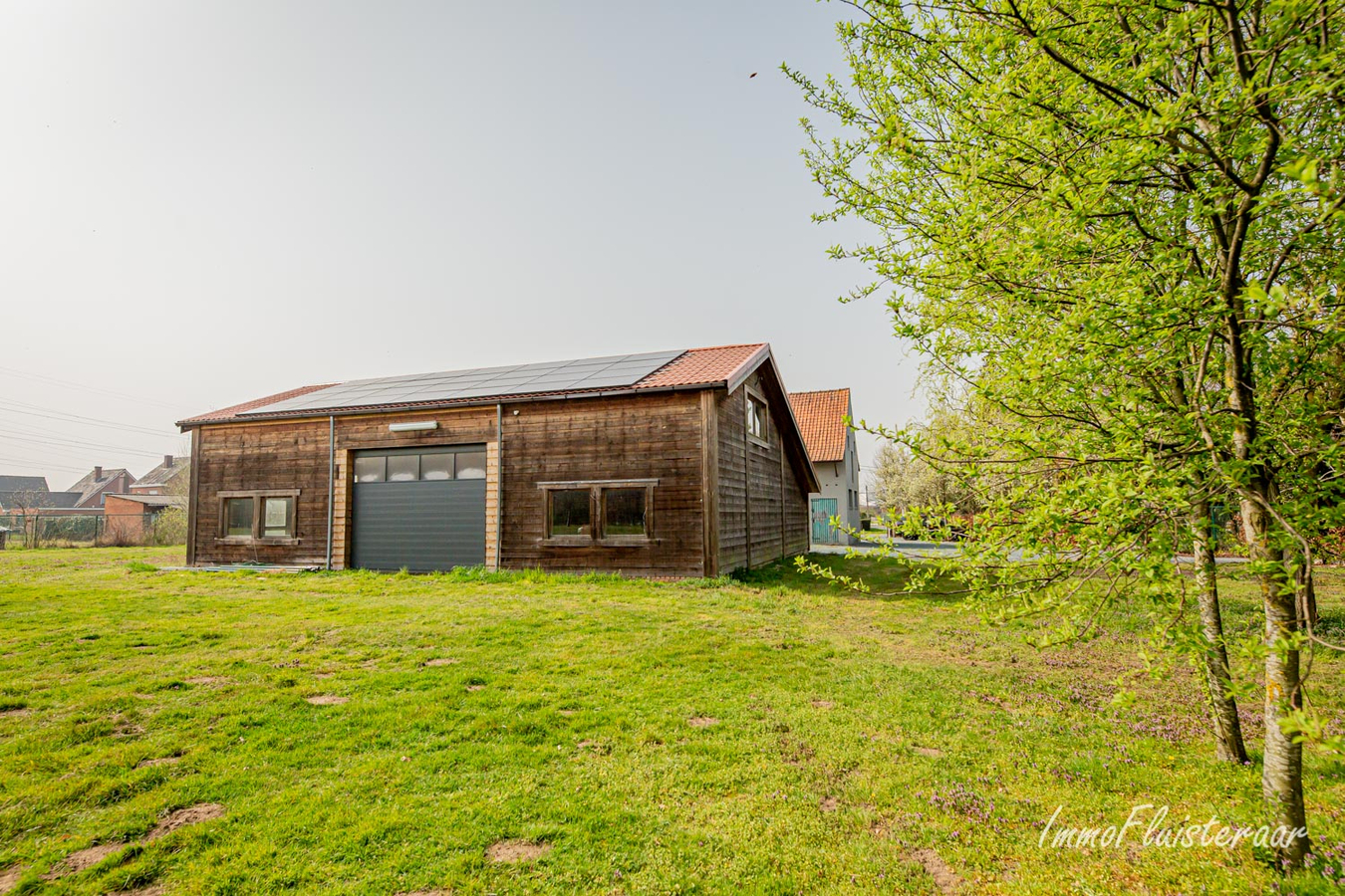 Hedendaagse villa met aanhorigheden op een perceeloppervlakte van 1,6 ha te Belsele 