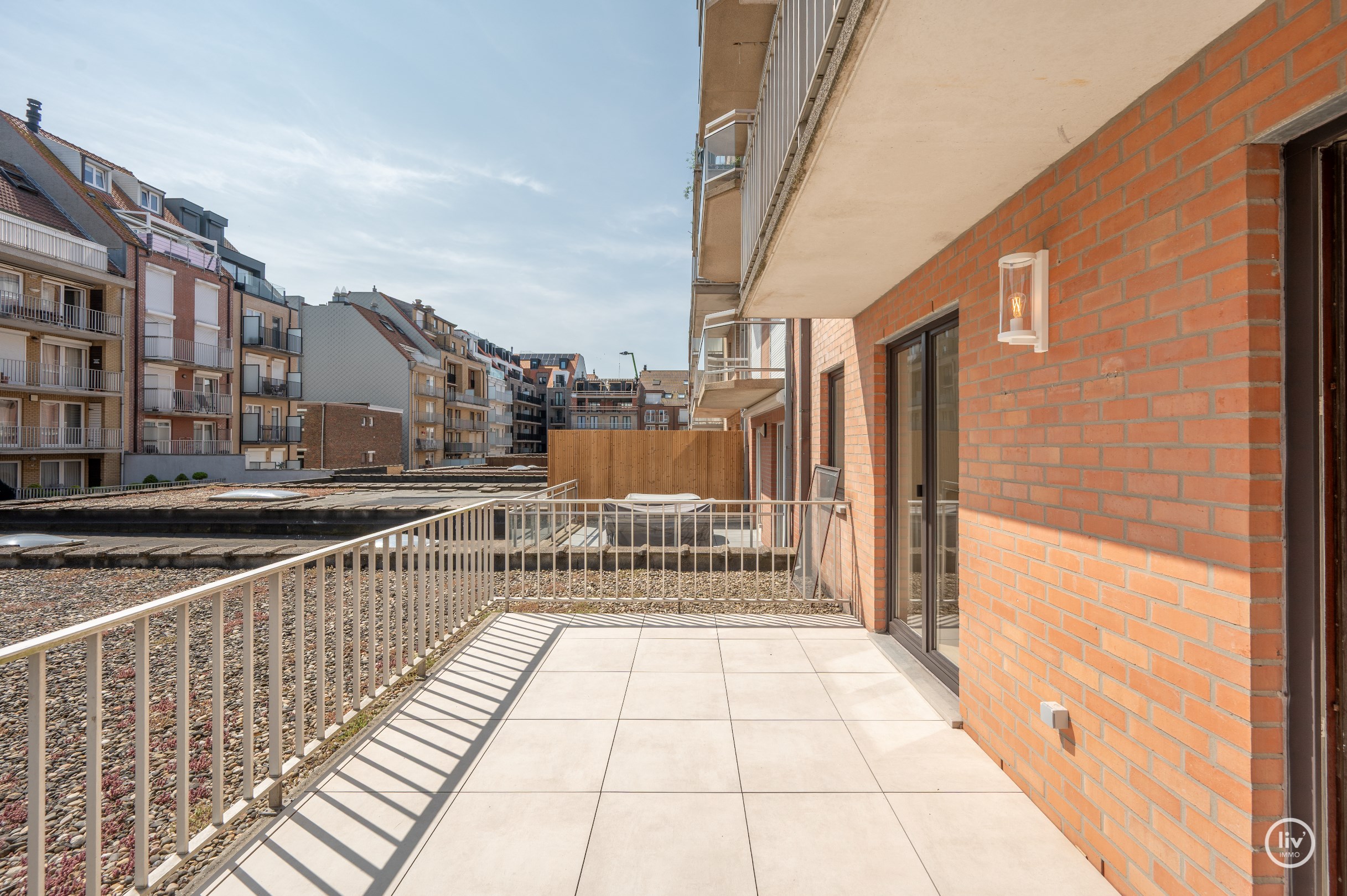 Gezellig gerenoveerd 3 slaapkamerappartement centraal gelegen op de P.Parmentierlaan te Knokke met ruim terras. 
