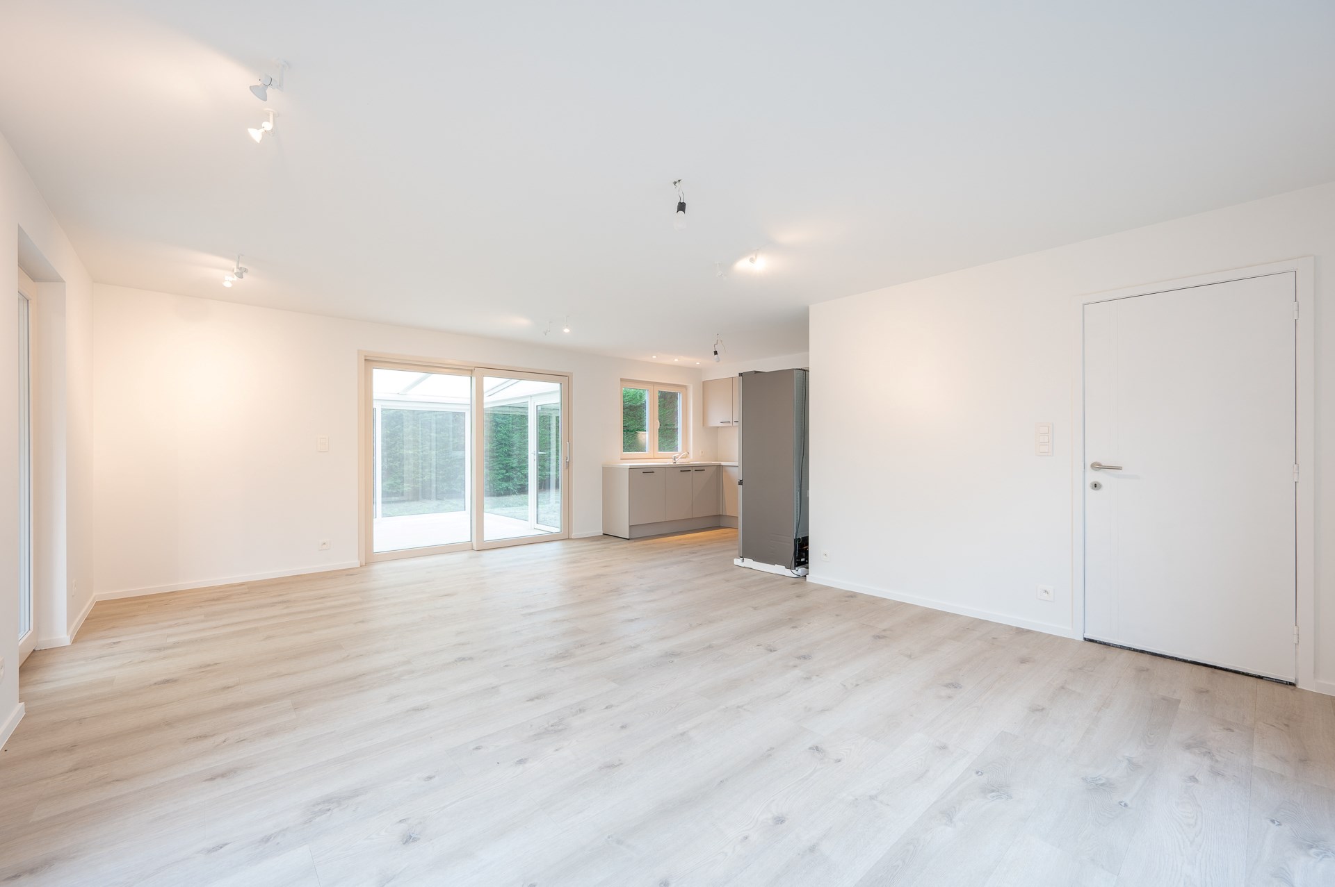 Maison individuelle spacieuse avec deux chambres, une salle de bains et un double garage int&#233;gr&#233; situ&#233;e dans la rue de l&#39;Aster &#224; Knokke. 