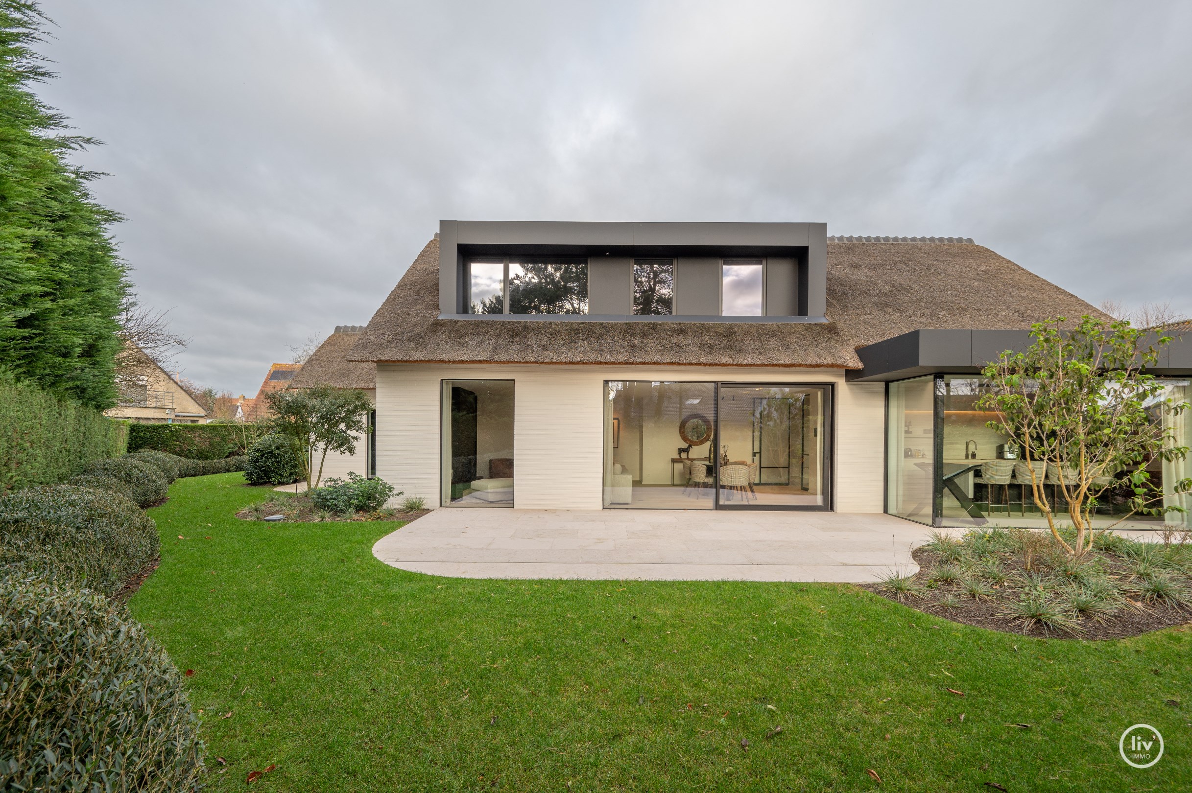 Superbe villa charmante, enti&#232;rement r&#233;nov&#233;e et joliment situ&#233;e dans un quartier r&#233;sidentiel calme &#224; proximit&#233; du centre de Knokke. 