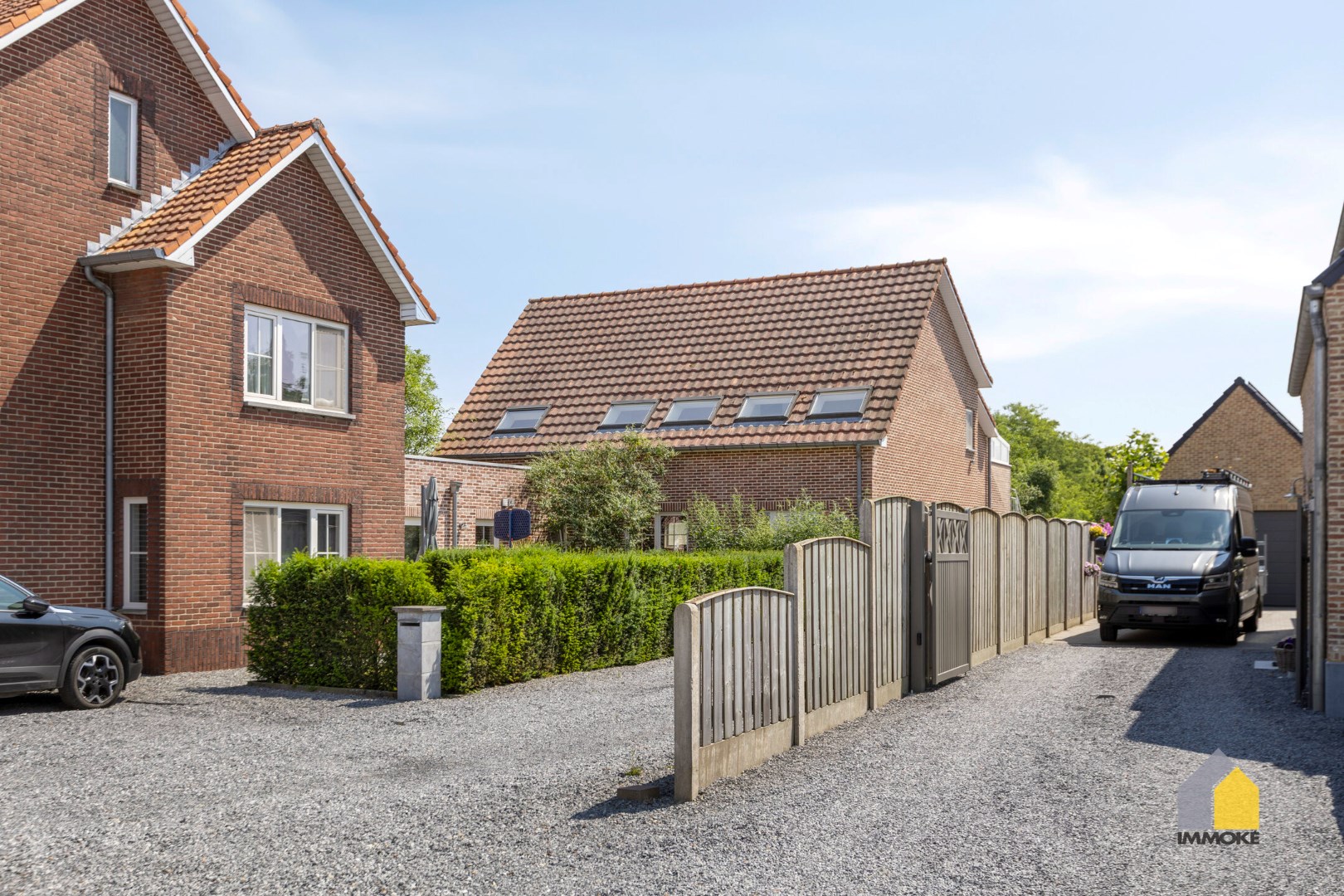Halfvrijstaande woning met 3 slpks en grote polyvalente ruimte op perceel van 5 a 25 ca. 