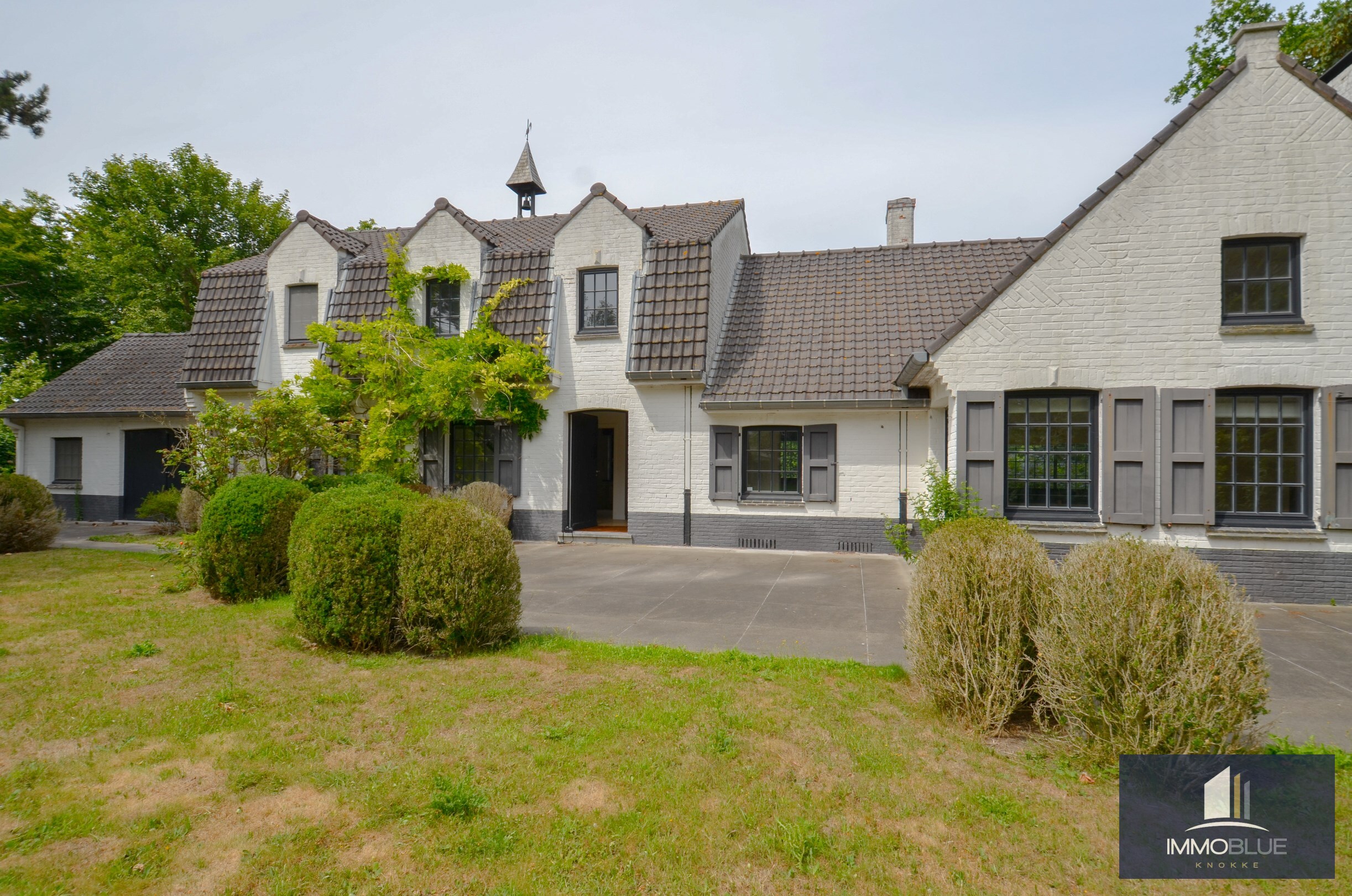 Villa exclusive, situ&#233;e au calme sur un terrain de 1.628 m&#178;, &#224; proximit&#233; du Royal Zoute Tennis Club. 