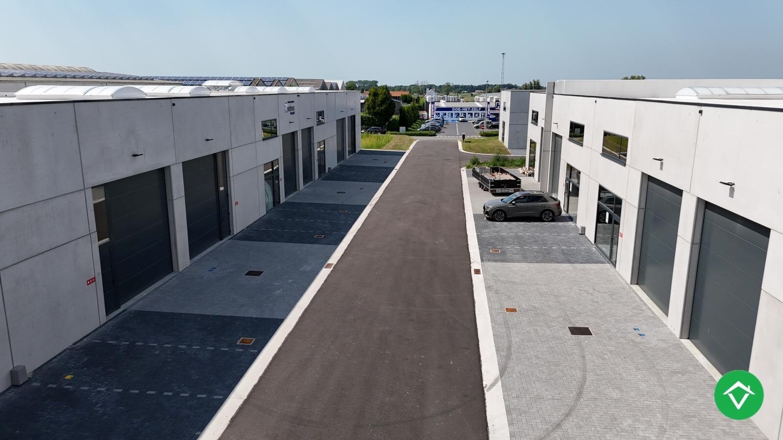 Loods te koop – 277 m&#178; met 2 parkeerplaatsen inbegrepen op de industriezone te Ichtegem 