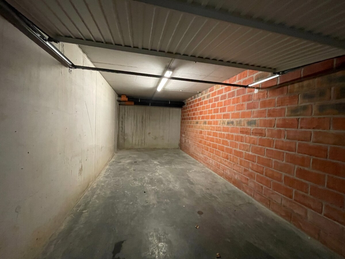 Ondergrondse, afgesloten garagebox aan het dorpsplein van Ardooie 