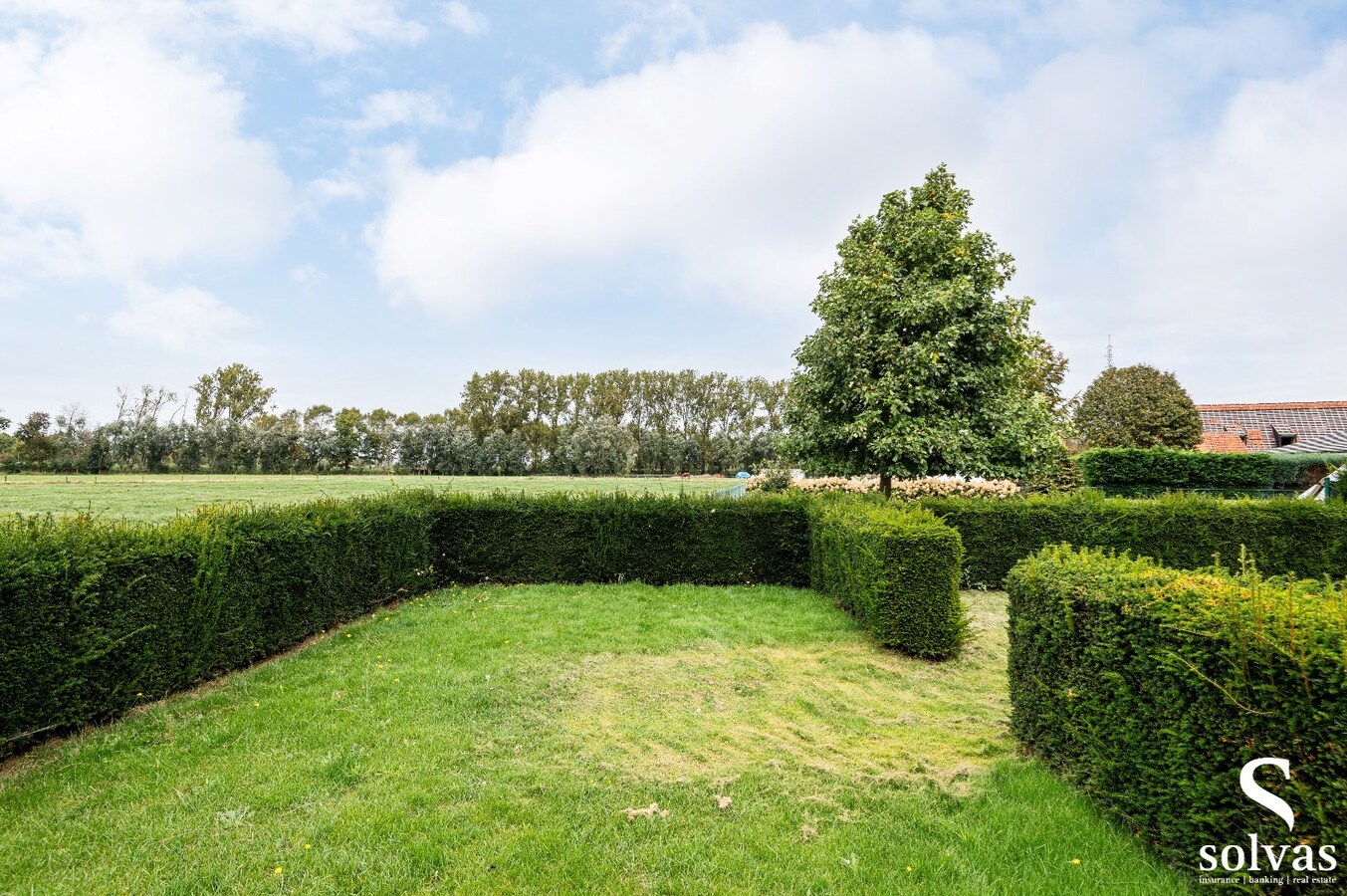 Alleenstaande woning met afzonderlijke ruime garage 