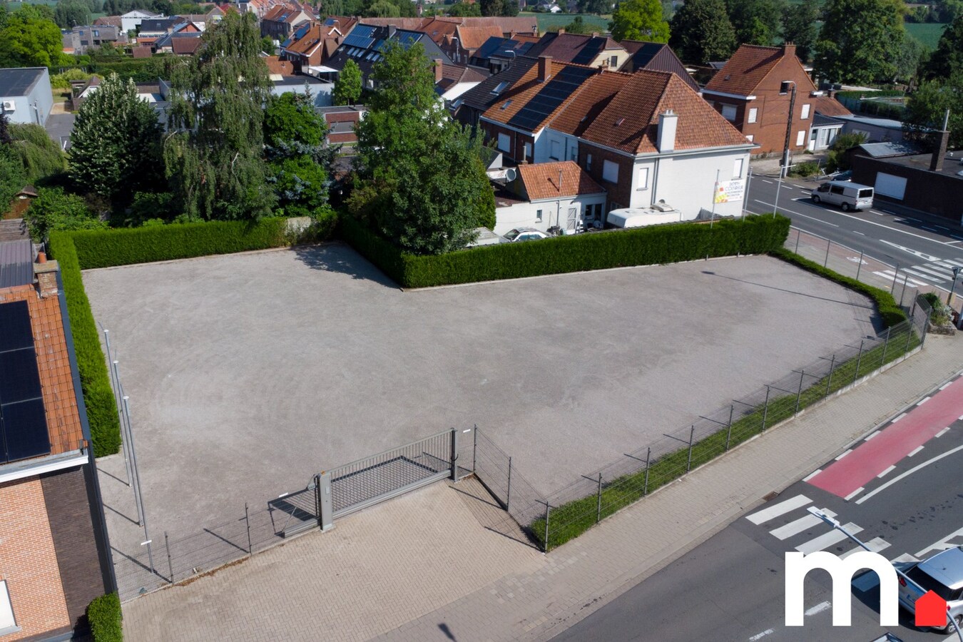 Veelzijdig terrein met verharding – ideaal als extra stockageruimte of parking 