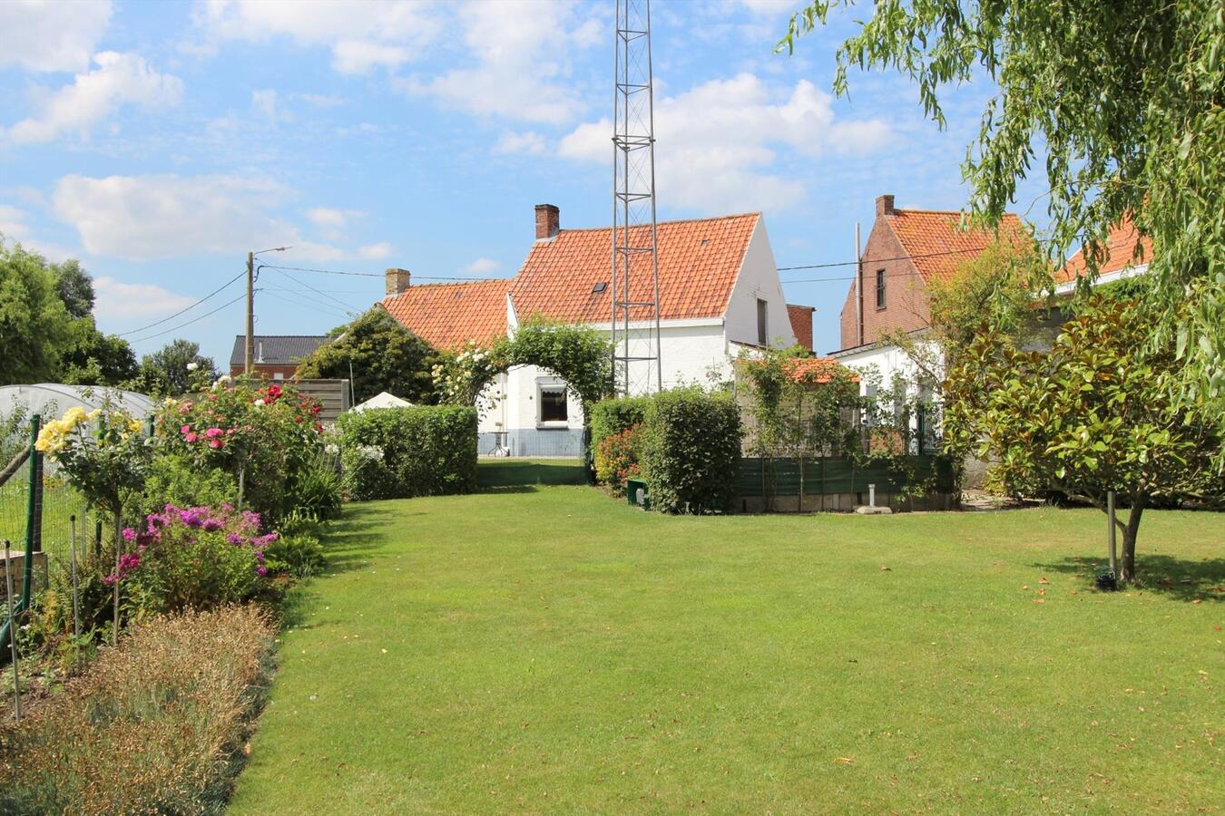 Woning met 3 slaapkamers garage en diepe tuin te Koekelare 