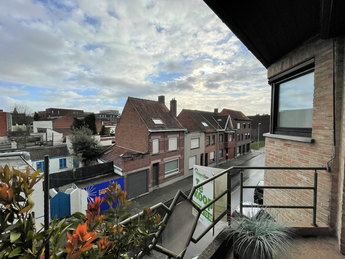 Ruim appartement met twee slaapkamers en garage te centrum Roeselare 