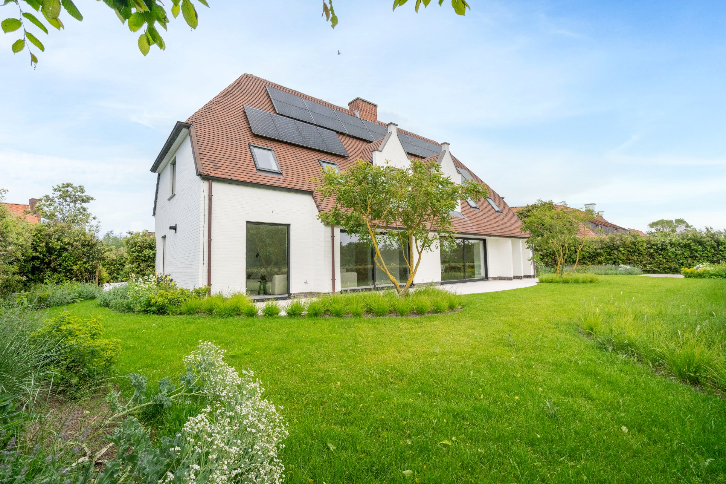 Prachtig gerenoveerde alleenstaande villa met zwembad en een OPEN ZICHT over de polders. 