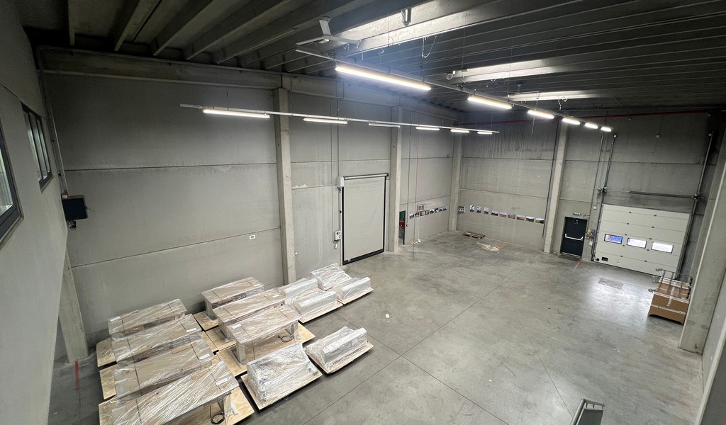 Bedrijfsgebouw met laadkades te koop in Gavere