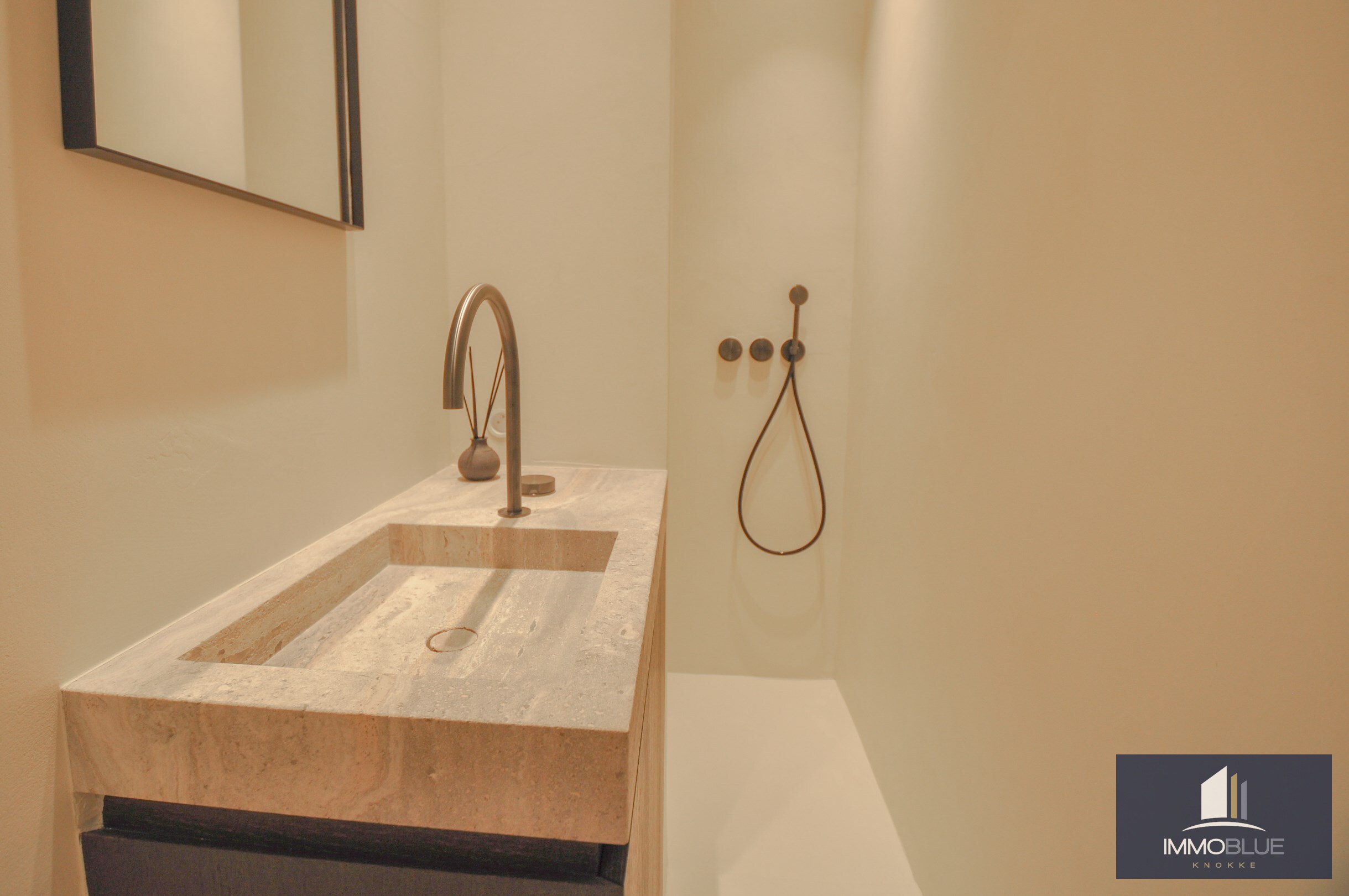 Exceptionnel, appartement enti&#232;rement r&#233;nov&#233;, intemporel avec une vue d&#233;gag&#233;e. 