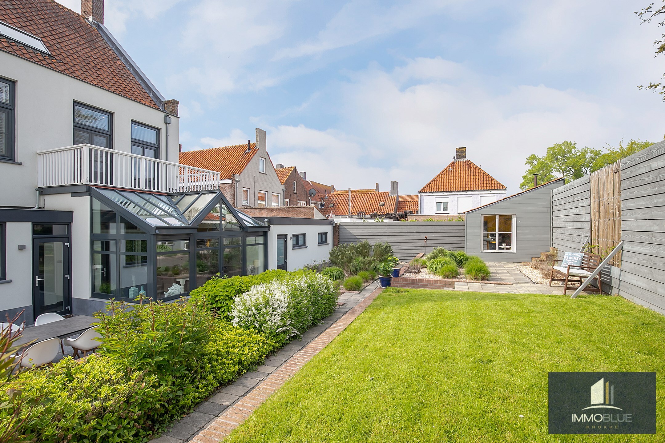 Maison de ma&#238;tre exclusive et &#233;l&#233;gante avec de grands espaces de vie. 