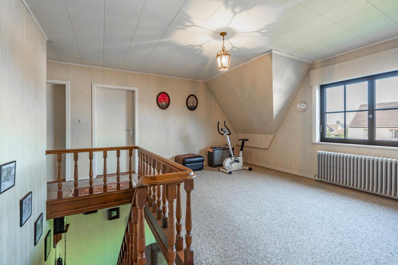 Grote woning met 6 slaapkamers en atelier op 2645 m&#178; te Koekelare 