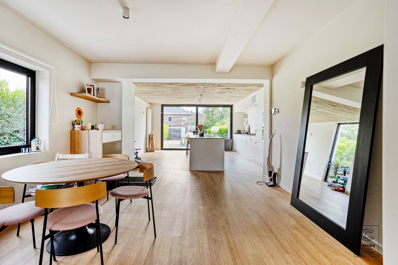 Prachtig volledig gerenoveerde woning met 3 slaapkamers op een TOPlocatie te Schilde! 