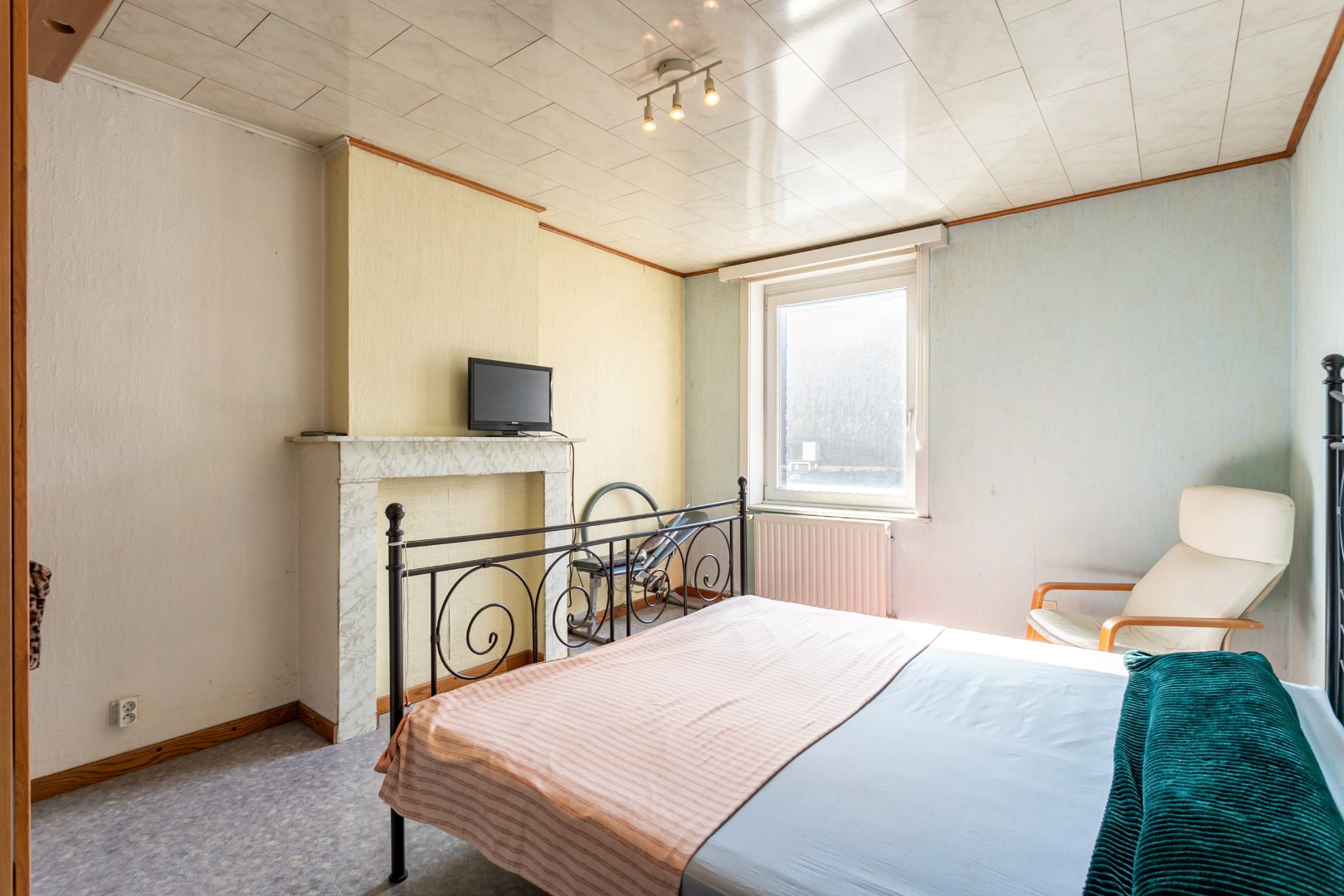 Op te frissen woning met 2 &#224; 3 slpk en tuin te Buizingen. 
