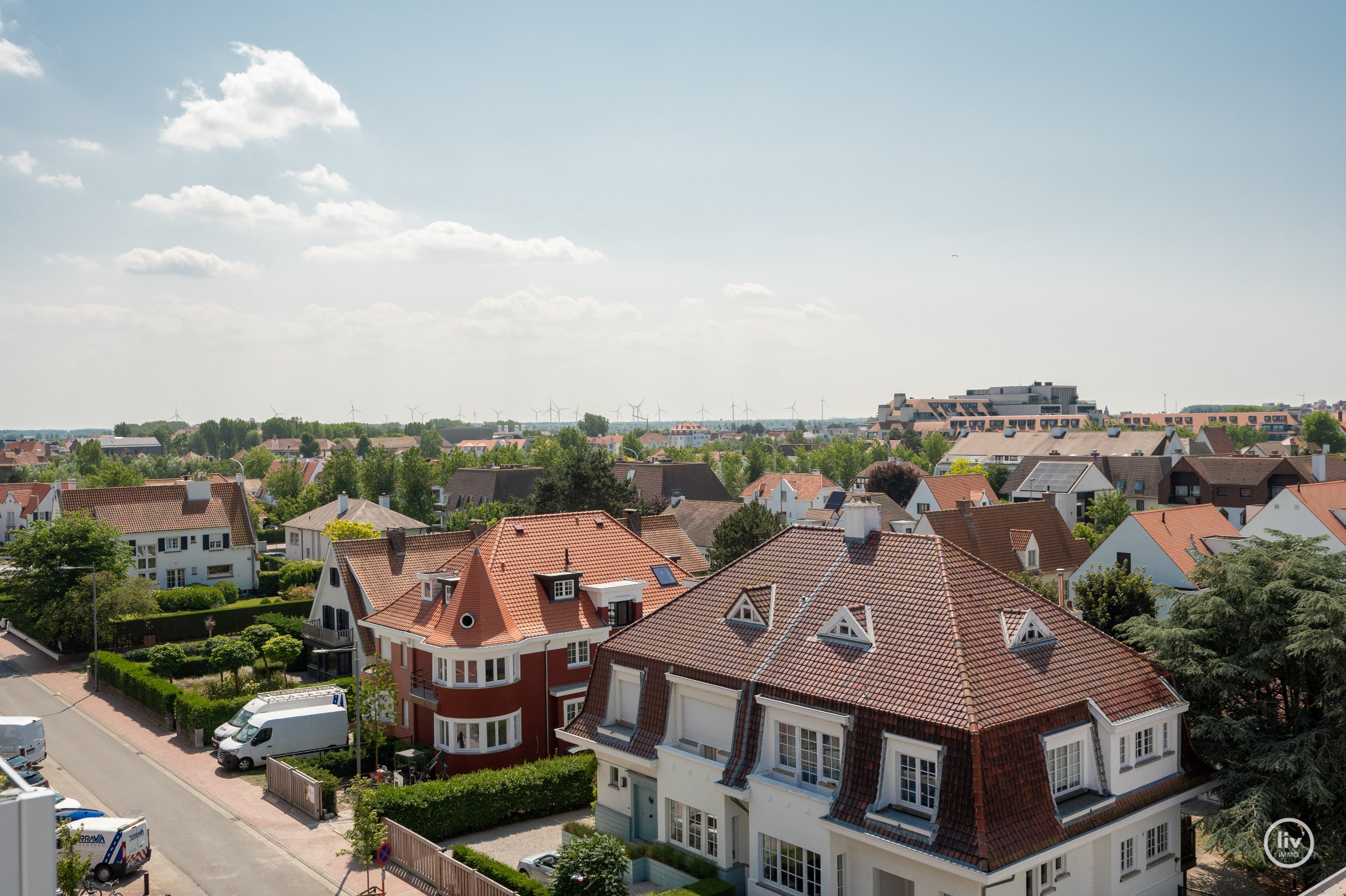Prachtig instapklaar duplex-appartement met zonnige terrassen genietend van een open zicht en tevens zeezicht (Mogelijkheid tot aankoop van een inpandige garagebox). 