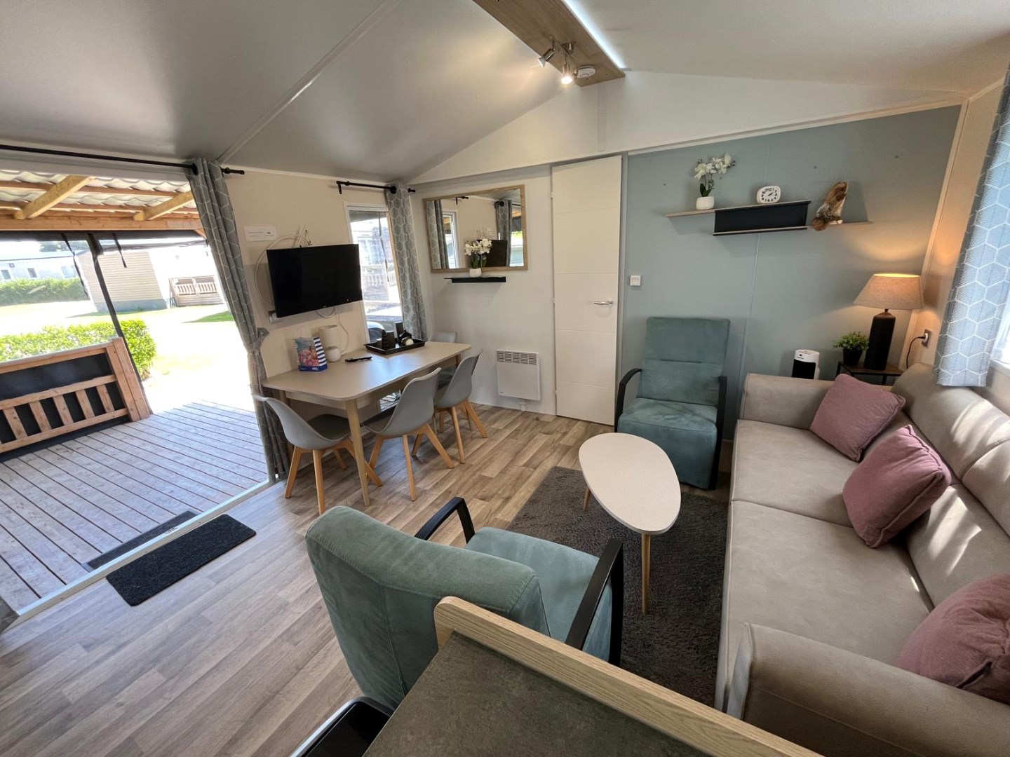 Zeer net, vrijwel nieuw vakantie-chalet (nr. JD12) aan de rand het Vakantiepark In de Bongerd te Oostkapelle, op loopafstand van het gezellige centrum van het dorp en natuurgebied de Manteling met aan 