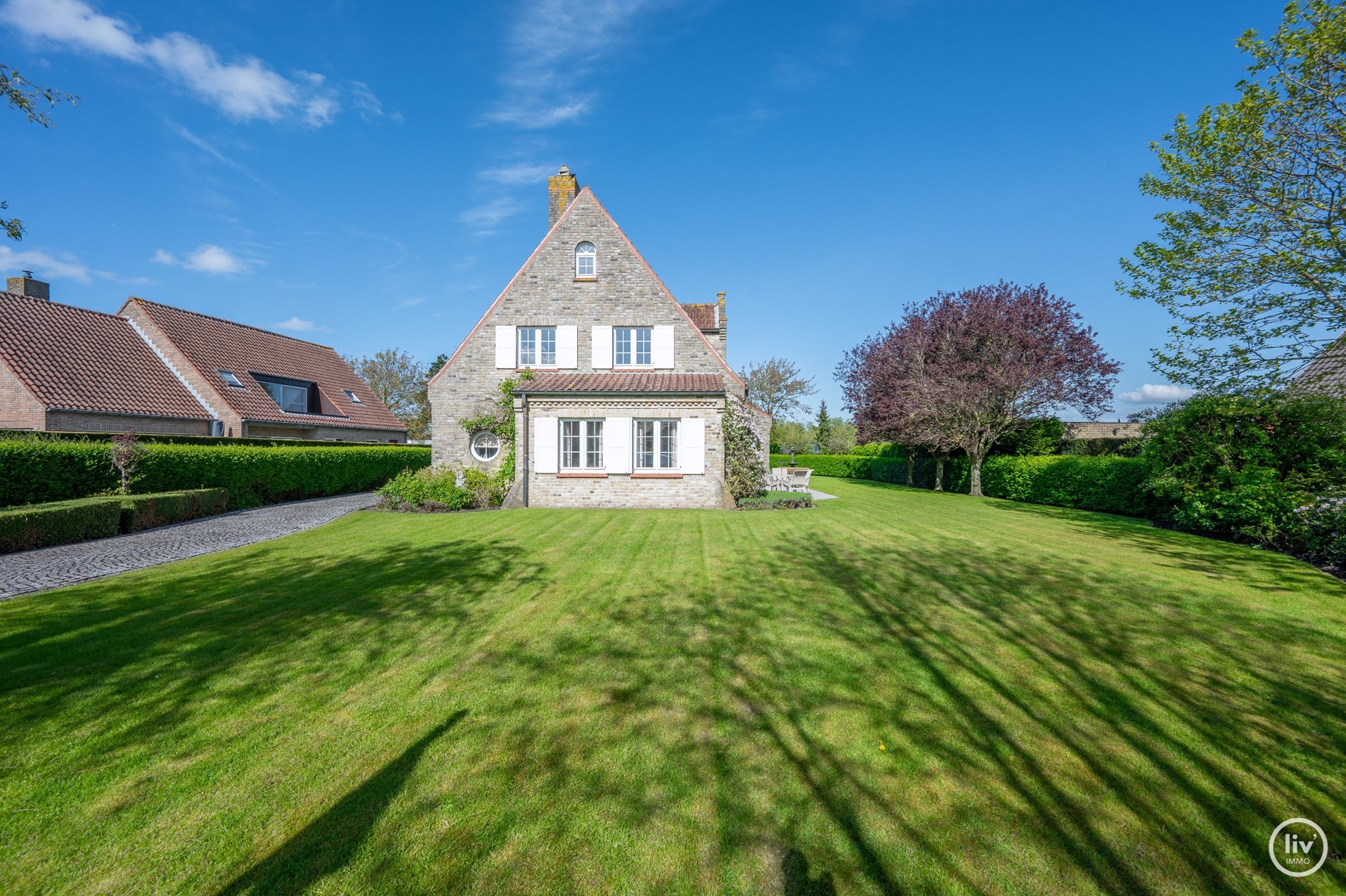 Magnifique villa, situ&#233;e sur un grand terrain de 1365 m2 dans un quartier r&#233;sidentiel de villas &#224; distance de v&#233;lo du centre de Knokke. 