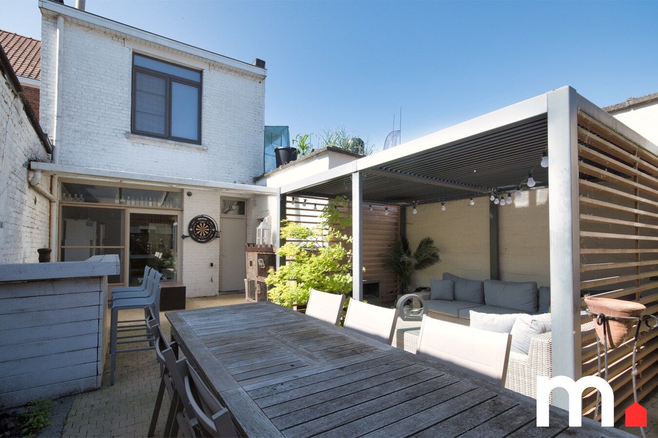 Centraal gelegen instapklare woning met tuin en uitweg via garage ! 