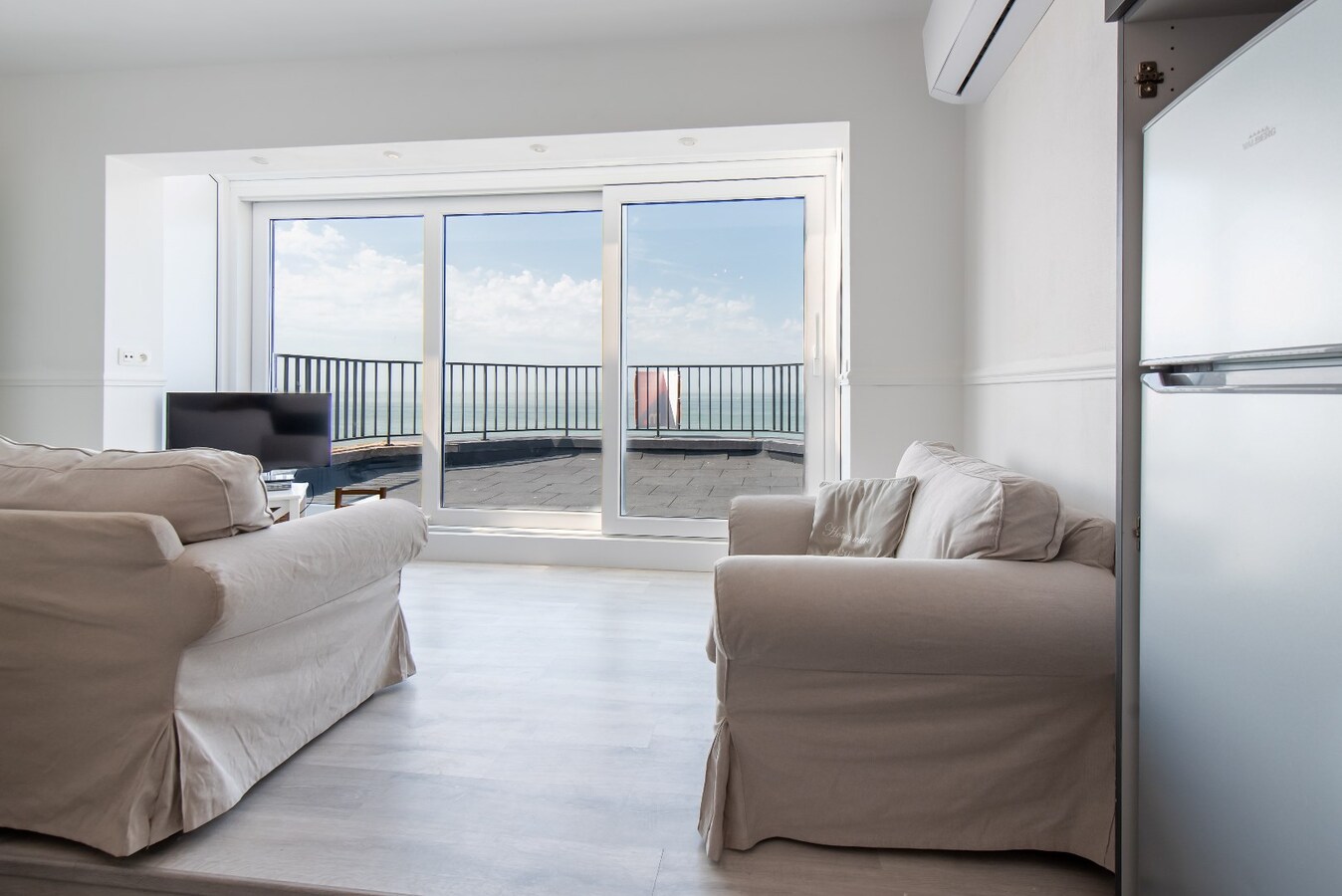 Instapklare Penthouse met 2 ruime terrassen op de zeedijk 