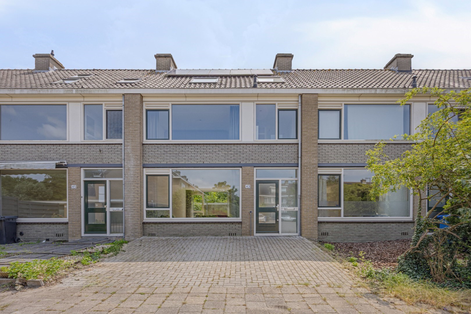 Ruime eengezinswoning met 5 kamers op eigen grond, 11 zonnepanelen en een centrale ligging in de wijk Ommoord. 