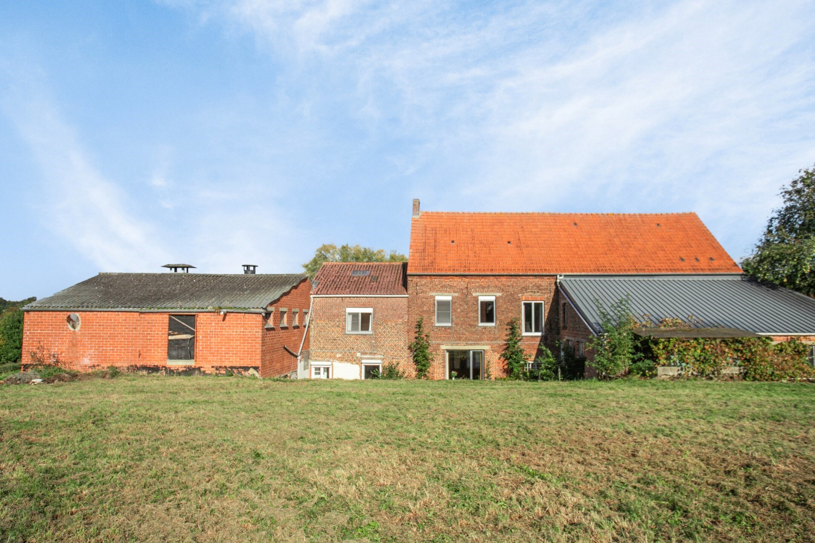 Ruime, rustig gelegen hoeve in Hoksem - bewoonbare opp. 225 m&#178; - totale oppervlakte 525 m&#178; - EPC 787 KWh/m&#178; 