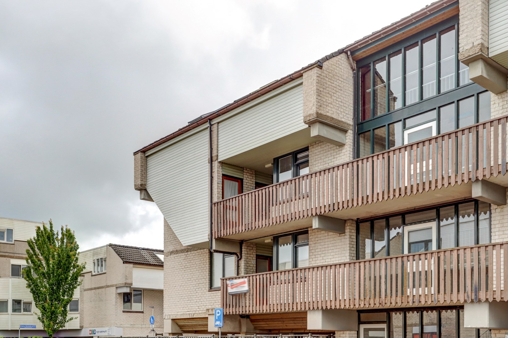 Goed onderhouden 2-kamer Top appartement gelegen op de tweede verdieping met eigen parkeerplaats en berging op de begane grond! 