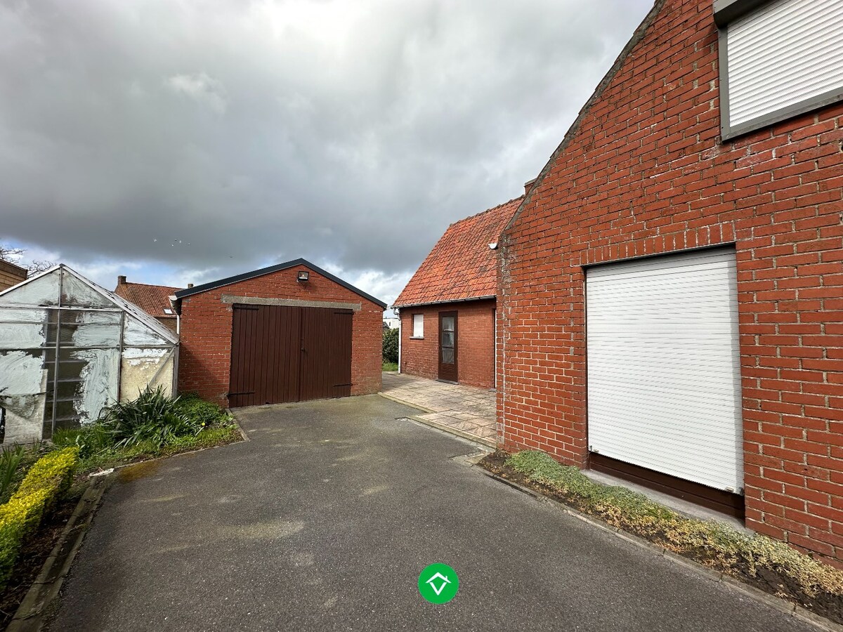 Charmante woning met garage te koop in Ichtegem 