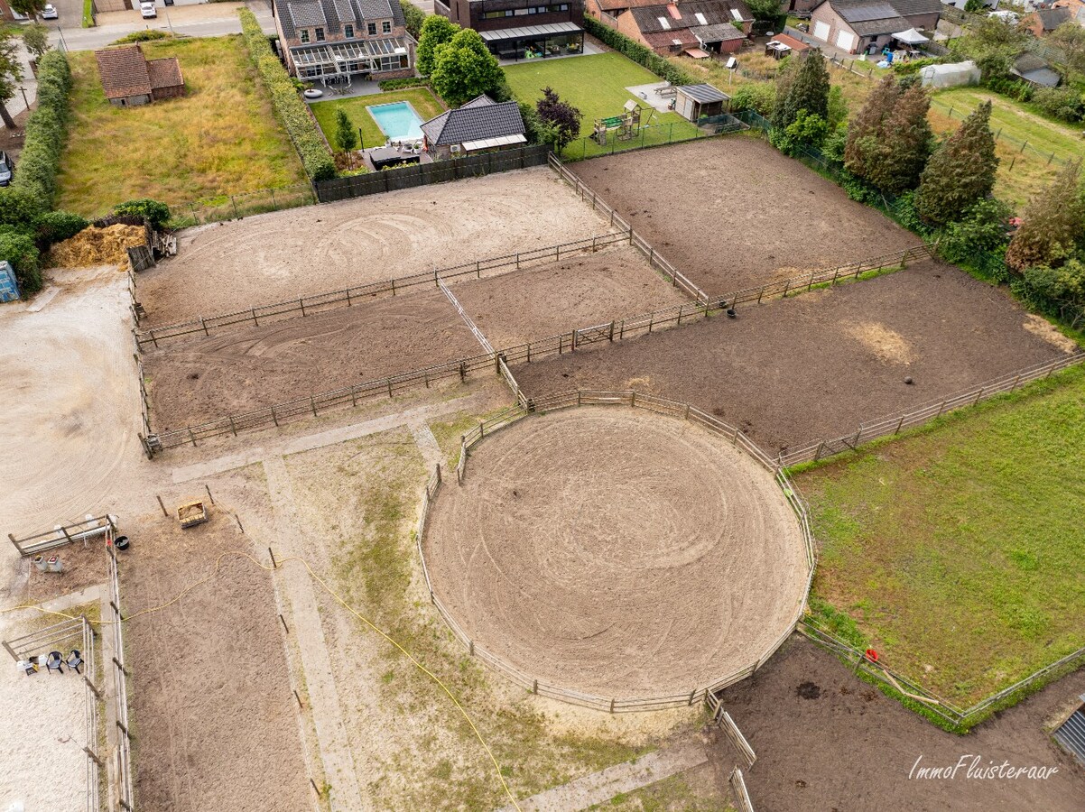 Uniek landhuis met uitgebreide paardenaccommodatie op ca. 1ha te Diepenbeek 