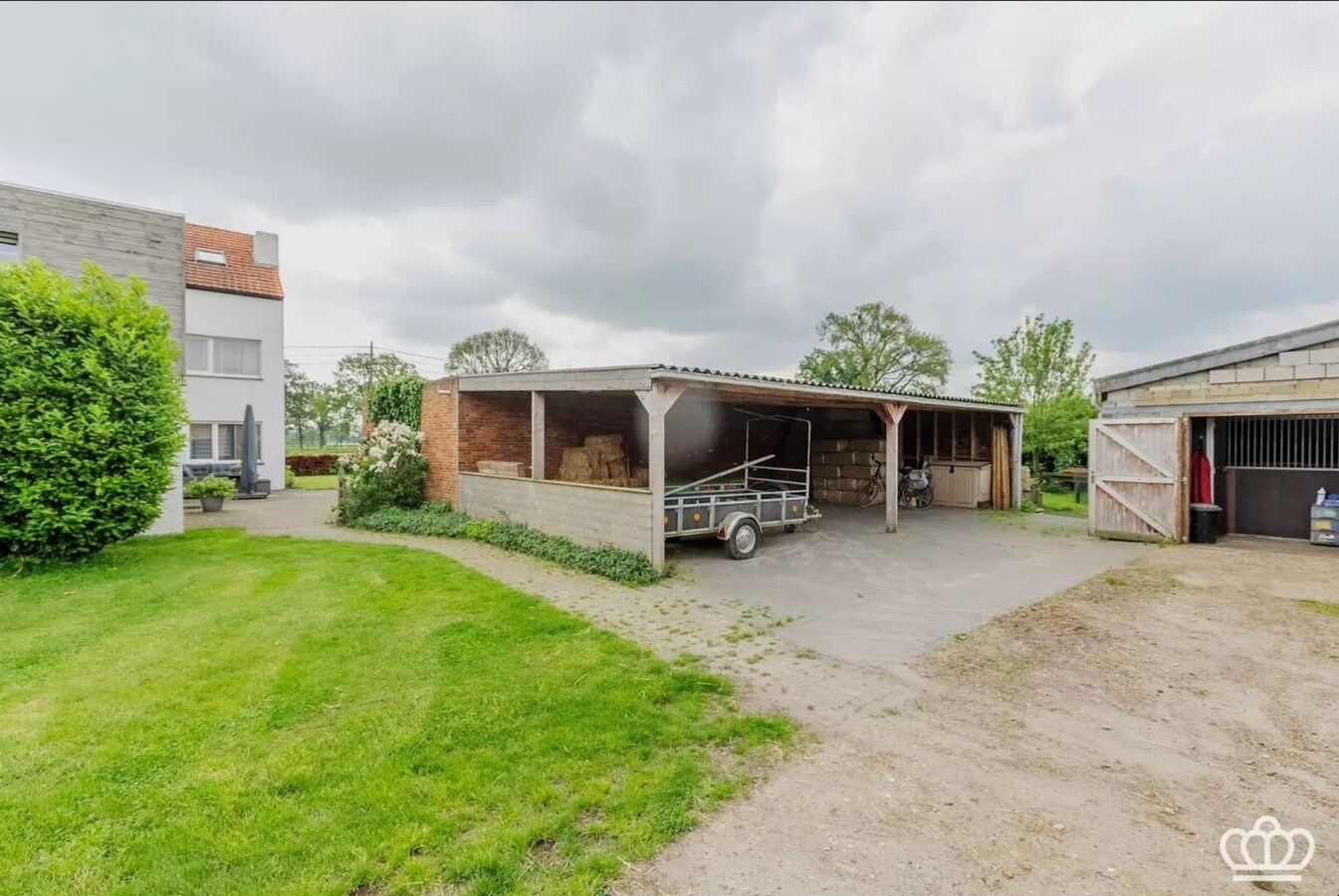 Magnifiquement situ&#233;e, charmante maison avec des installations pour chevaux sur environ 1,8 ha &#224; Essen. 